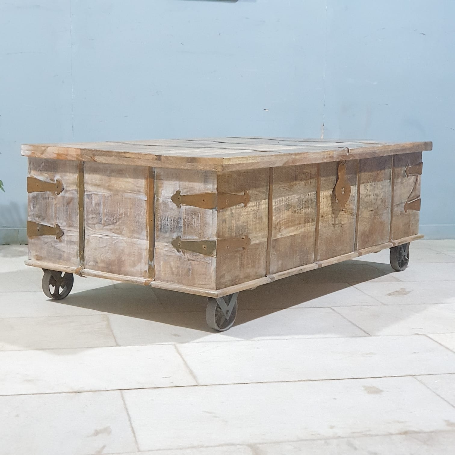 Hand Carved Solid Wood Coffee Table with Wheels - Whitewashed Chest Design 150x80x55cm - Modern Farmhouse Living Room Furniture for Small Spaces & Home Decor