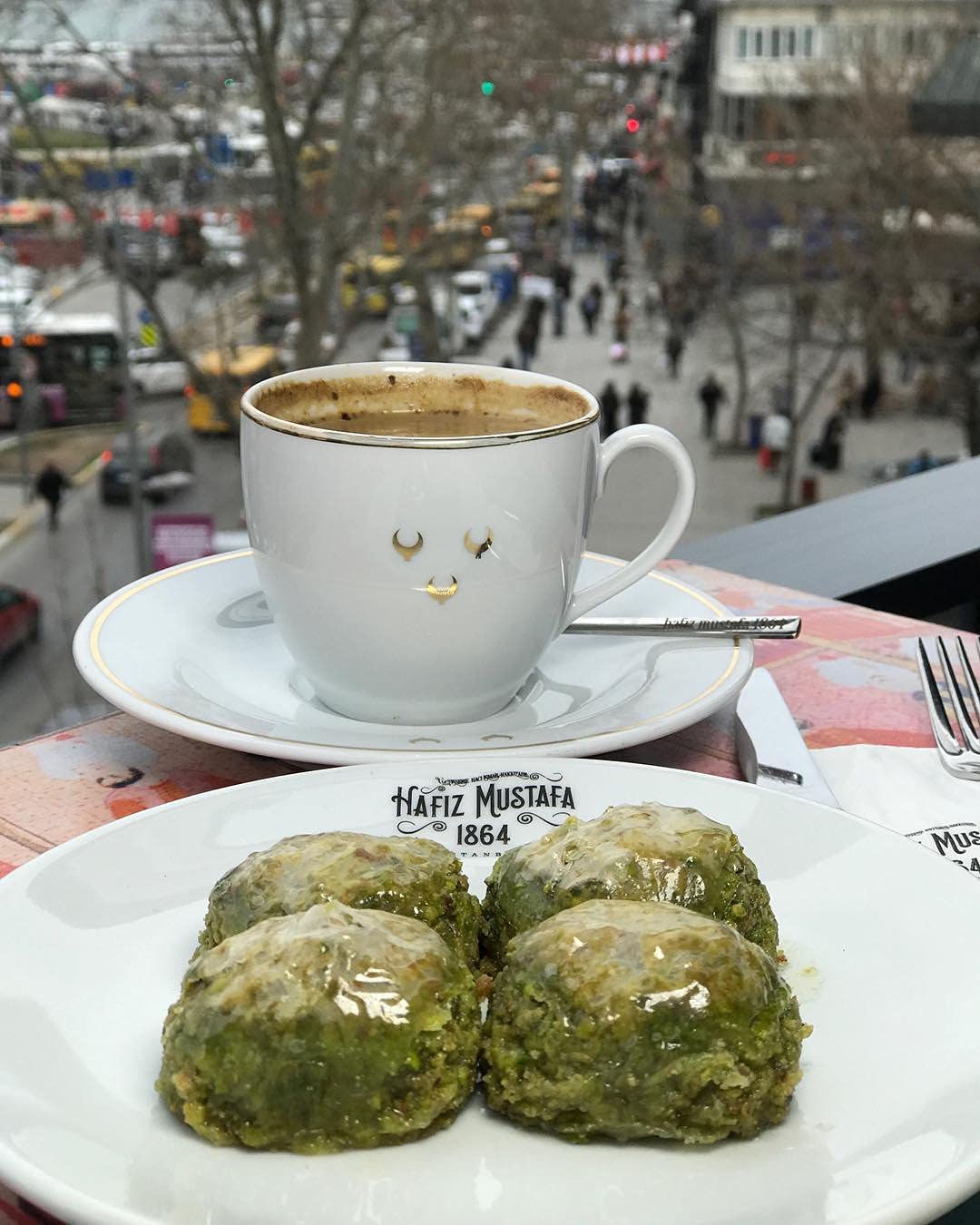 Hafiz Mustafa 1864 Istanbul Baklava Pastry Gift Box - Authentic Turkish Baklava Dessert with Fresh Phyllo Dough, Pistachios, Hazelnuts & Walnuts - Perfect for Birthday, Christmas Gifts & Holiday Parties | Turkish Delight for Family Gatherings, Office Treats & Special Occasions