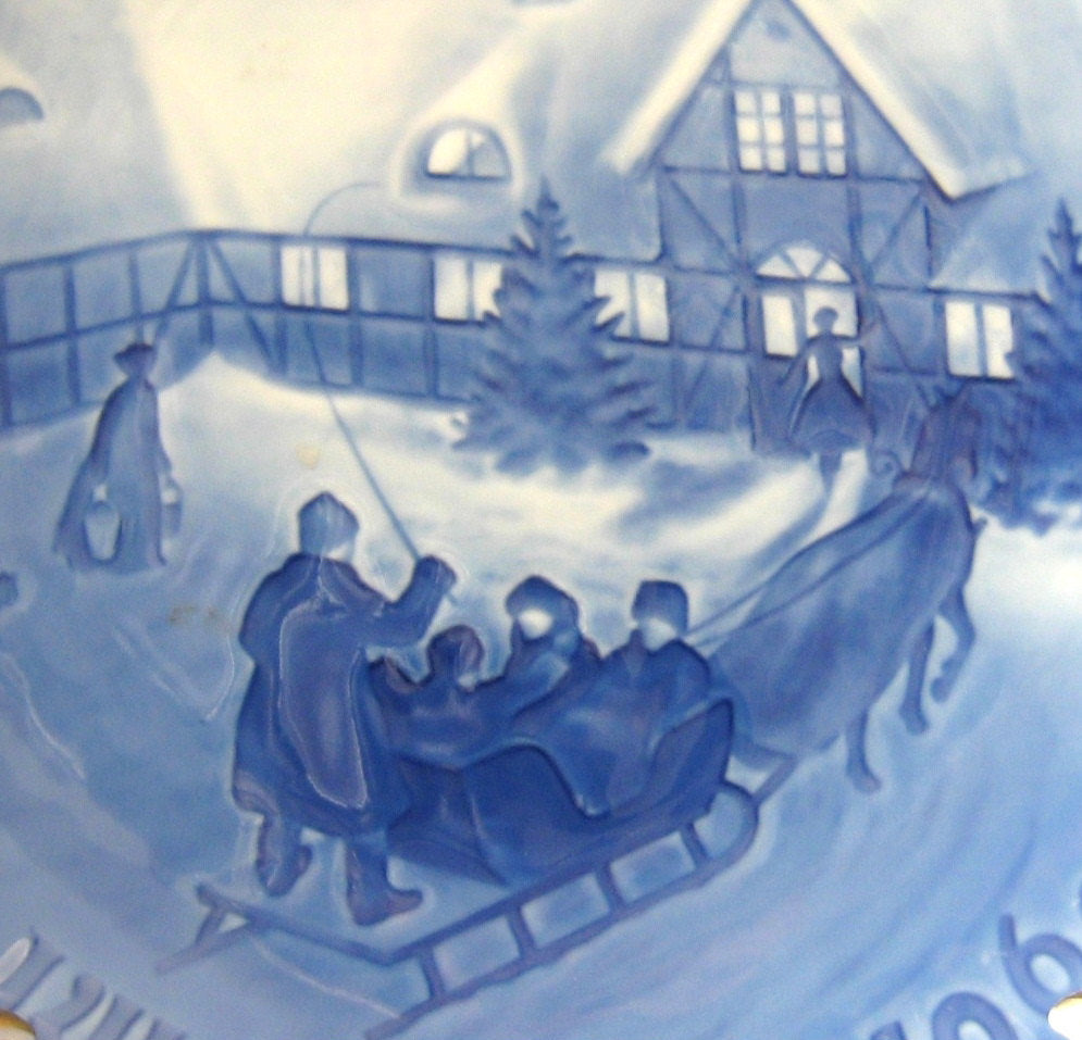 Bing & Grøndahl Christmas 1969 'Arrival of Christmas' Annual Blue & White Collectible Plate - Perfect for Holiday Decor, Gift Giving & Christmas Table Settings