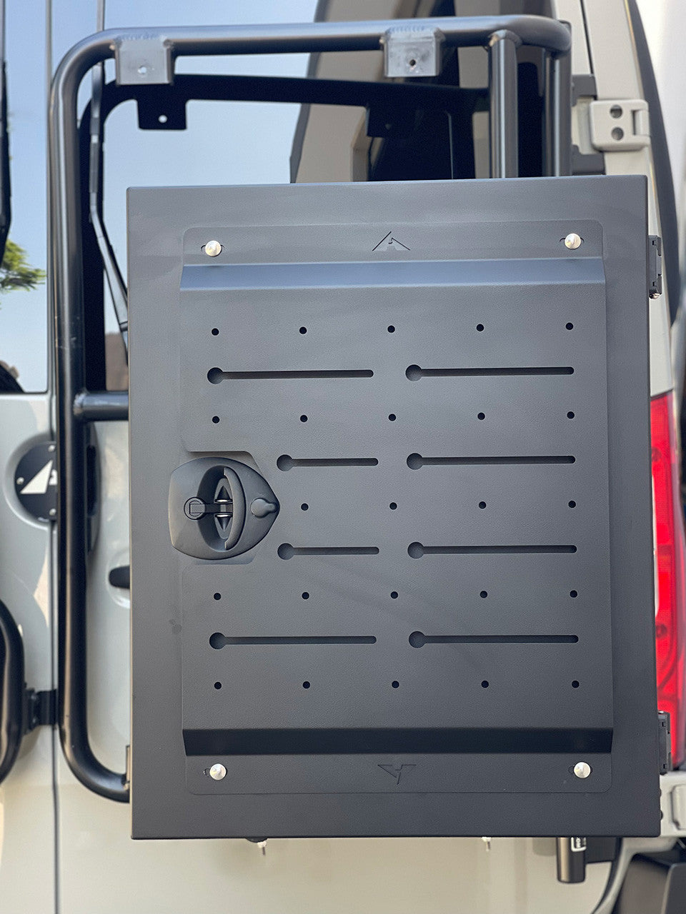 Aluminess Deluxe Aluminum Truck Tool Box - Heavy Duty Storage for Pickup Trucks & Off-Road Vehicles | Perfect for Camping Gear, Work Tools & Outdoor Adventures