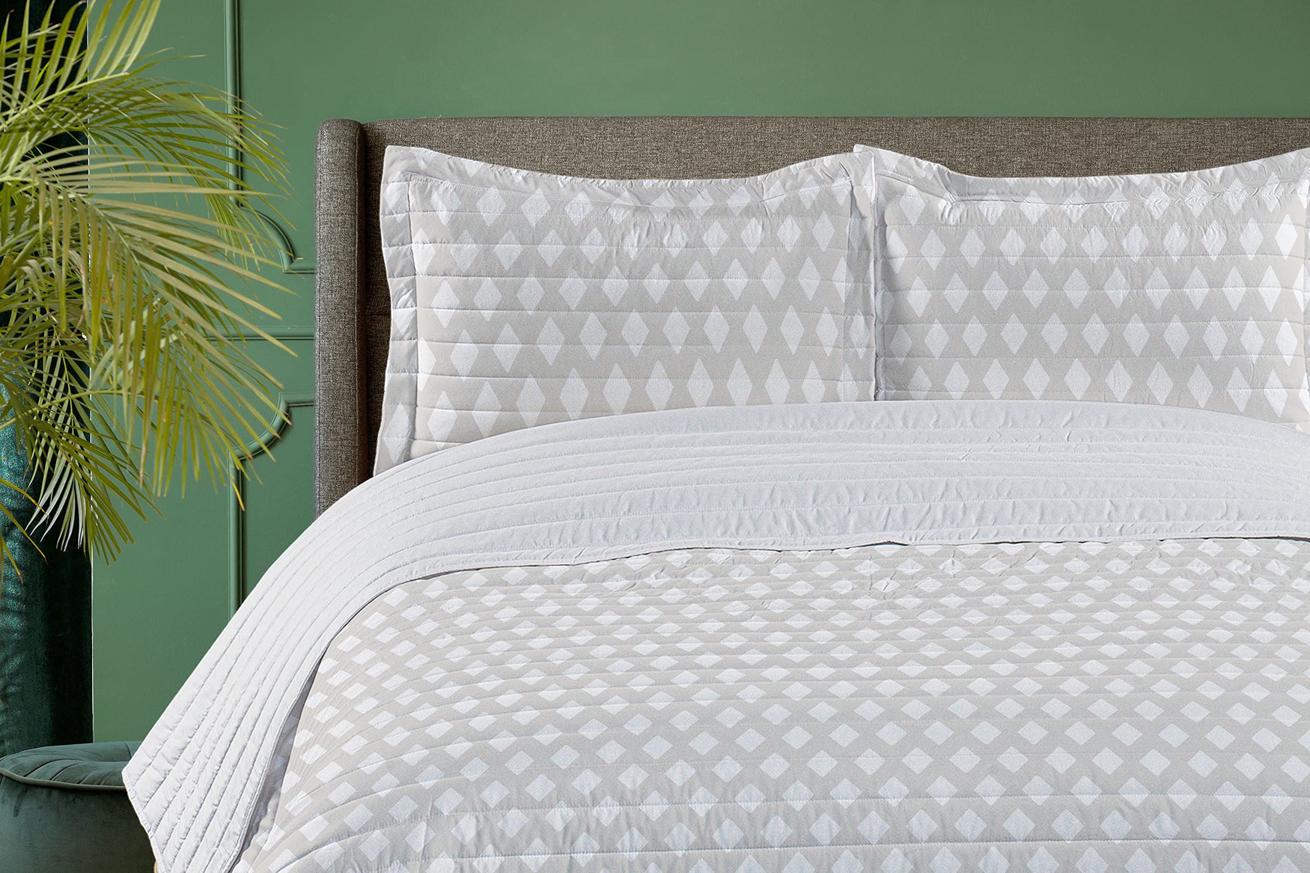 Ambesonne King Size Microfiber Bedspread Set - Soft Geometric Diamond Argyle Pattern in Pale Tan & White | Includes Comforter & Pillow Shams | Perfect for Modern Bedrooms, Guest Rooms & Cozy Home Decor