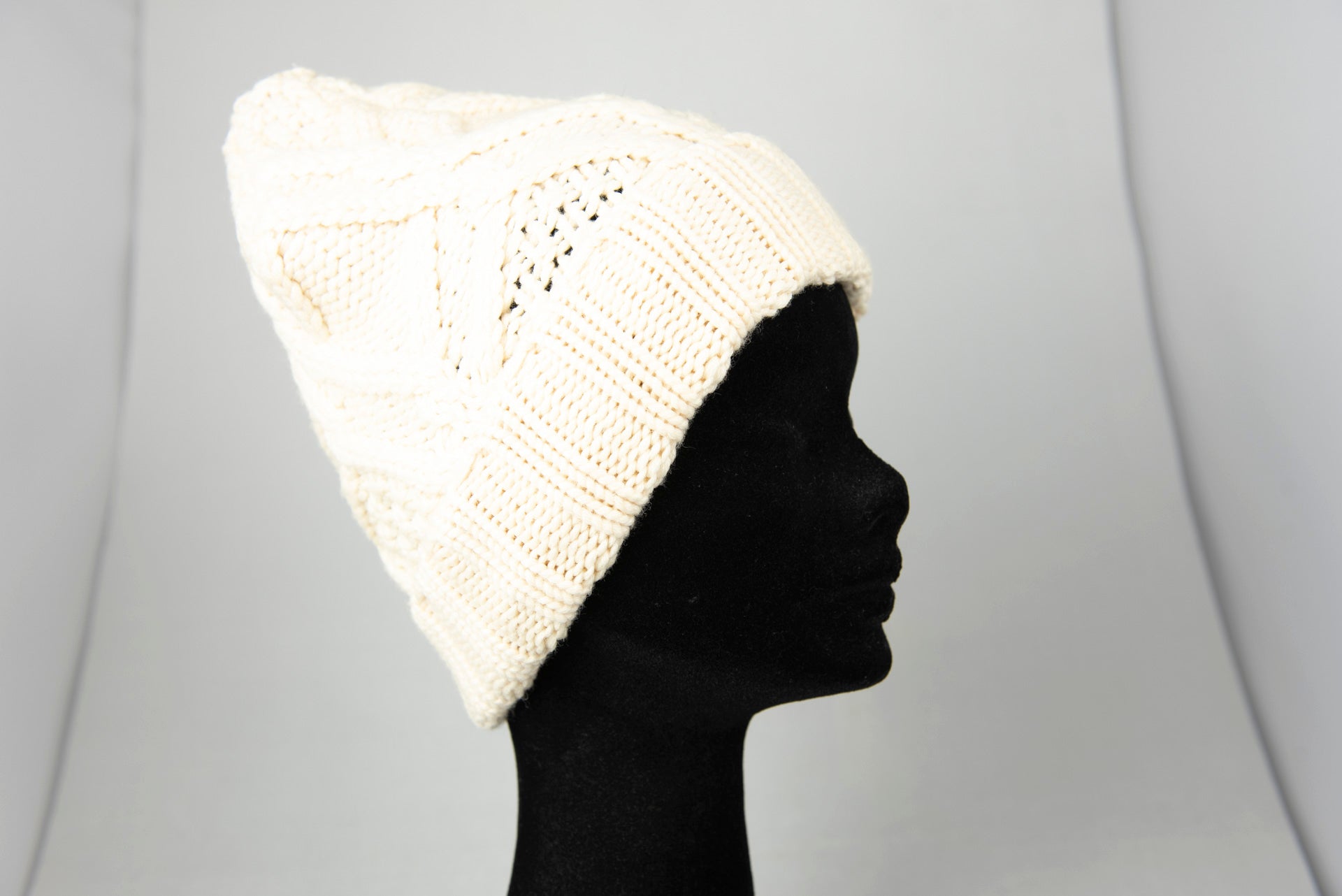 Gucci Knit Wool Beige Hat with Silver Logo - Perfect for Winter Fashion & Casual Outfits