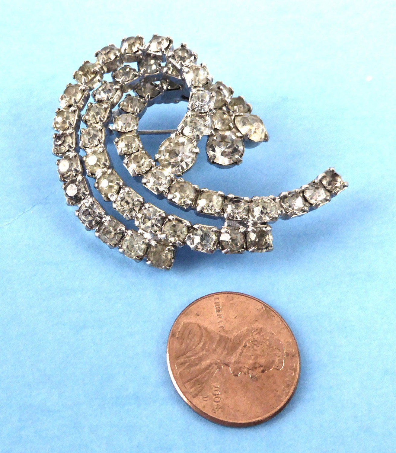 Vintage 1940s Rhinestone Swirl Brooch Pin - Elegant Wave Design with 3-Level Curl for Women's Fashion, Evening Dresses, Bridal Accessories & Special Occasions