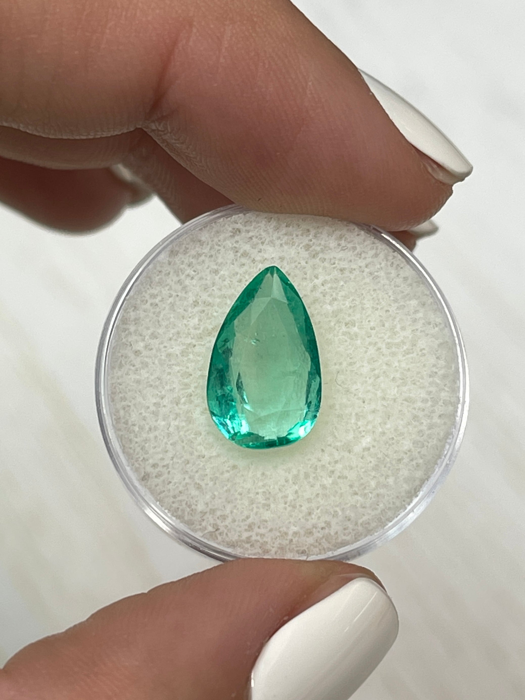 4.0 Carat Natural Colombian Emerald Pear Cut Loose Gemstone - Crystal Clean Green for Jewelry Making, Engagement Rings & Luxury Gifts