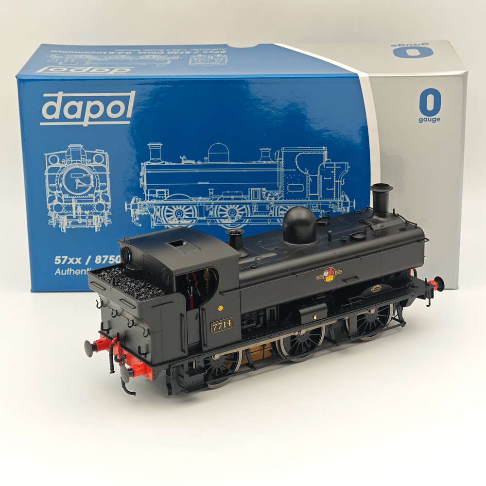 Dapol 7s 007 011 O Gauge 57xx Pannier 7714 BR Black Late Crest 21DCC Locomotive - Model Train for Collectors & Railway Enthusiasts - Perfect for Layouts, Displays & Historical Reenactments
