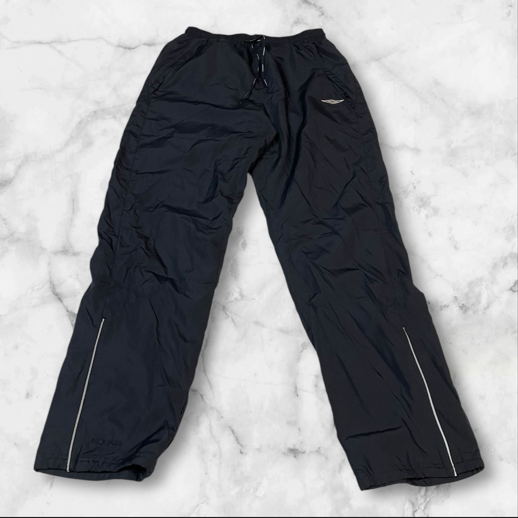 Umbro Vintage Trackpants - Baggy Nylon Joggers with Waterproof Shell (Size S-424) | Retro Streetwear for Men | Perfect for Gym, Running & Casual Wear