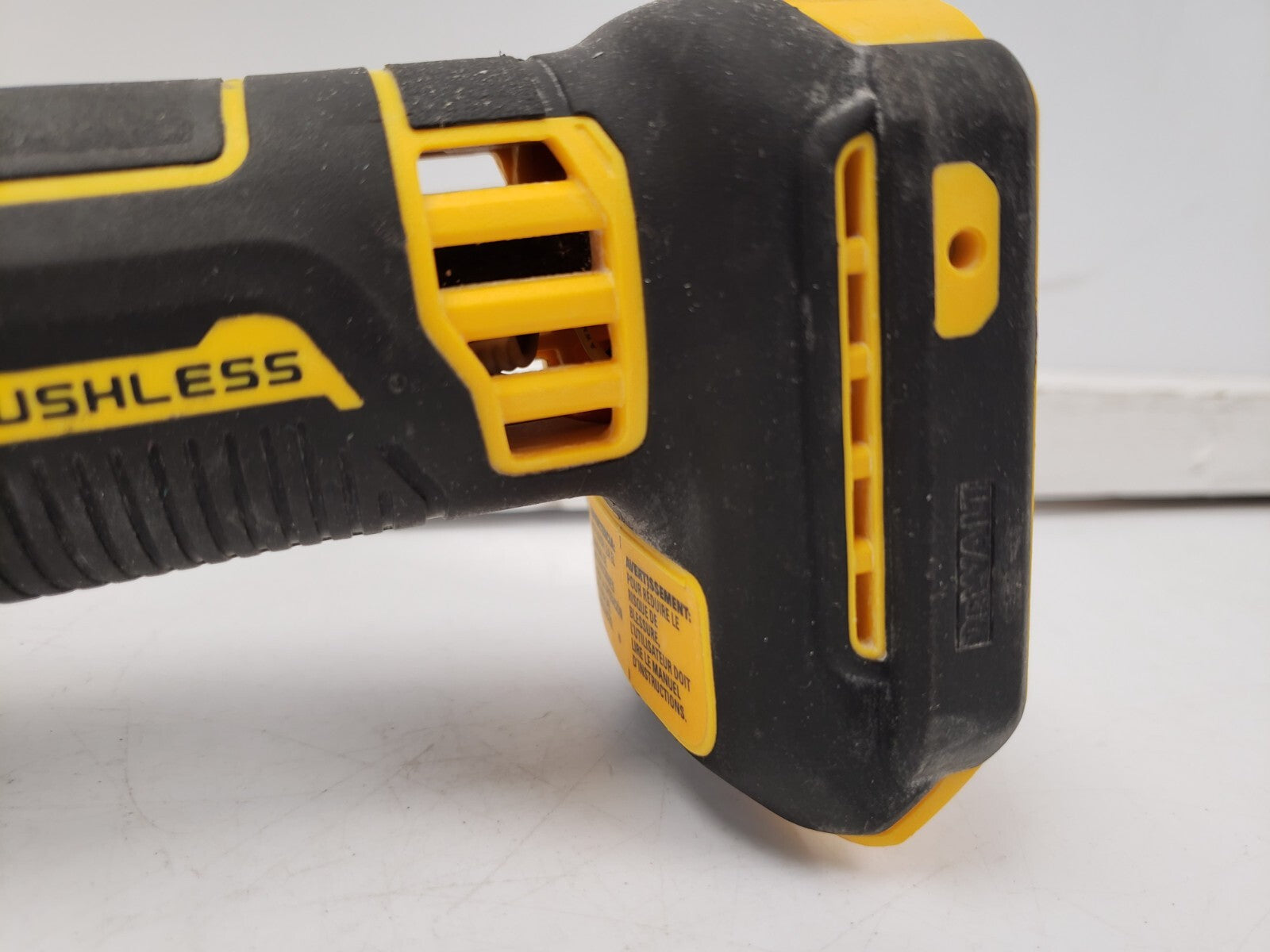 DEWALT DCE555 7.5 Amp Cut Out Tool with Variable Speed - Perfect for Drywall, Wood, and Metal Cutting Projects