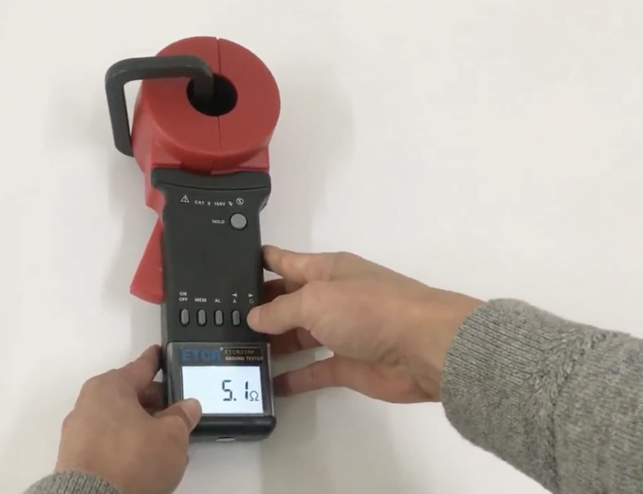 ETCR2100A+ Digital Ground Earth Resistance Clamp Meter Tester 0.01Ω-200Ω - Perfect for Electrical Maintenance, Industrial Safety Testing & Power System Monitoring