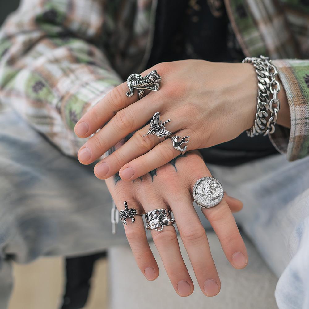 Gothic Death's Head Moth Skull Ring - Vintage Silver Jewelry for Men & Women - Perfect for Halloween, Steampunk Fashion and Dark Aesthetic Outfits