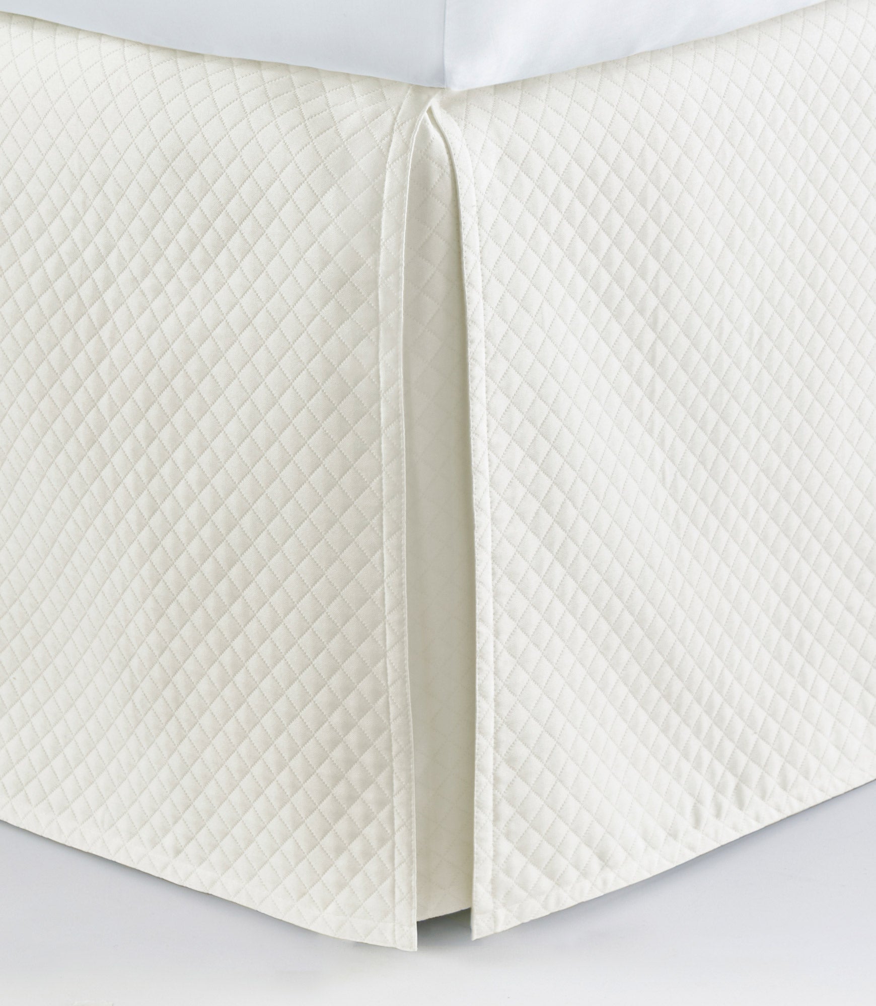 Oxford Tailored Matelassé Bed Skirt - Premium Fitted Dust Ruffle for Queen/King Size Beds - Elegant Bedroom Decor for Hotels, Guest Rooms & Master Suites