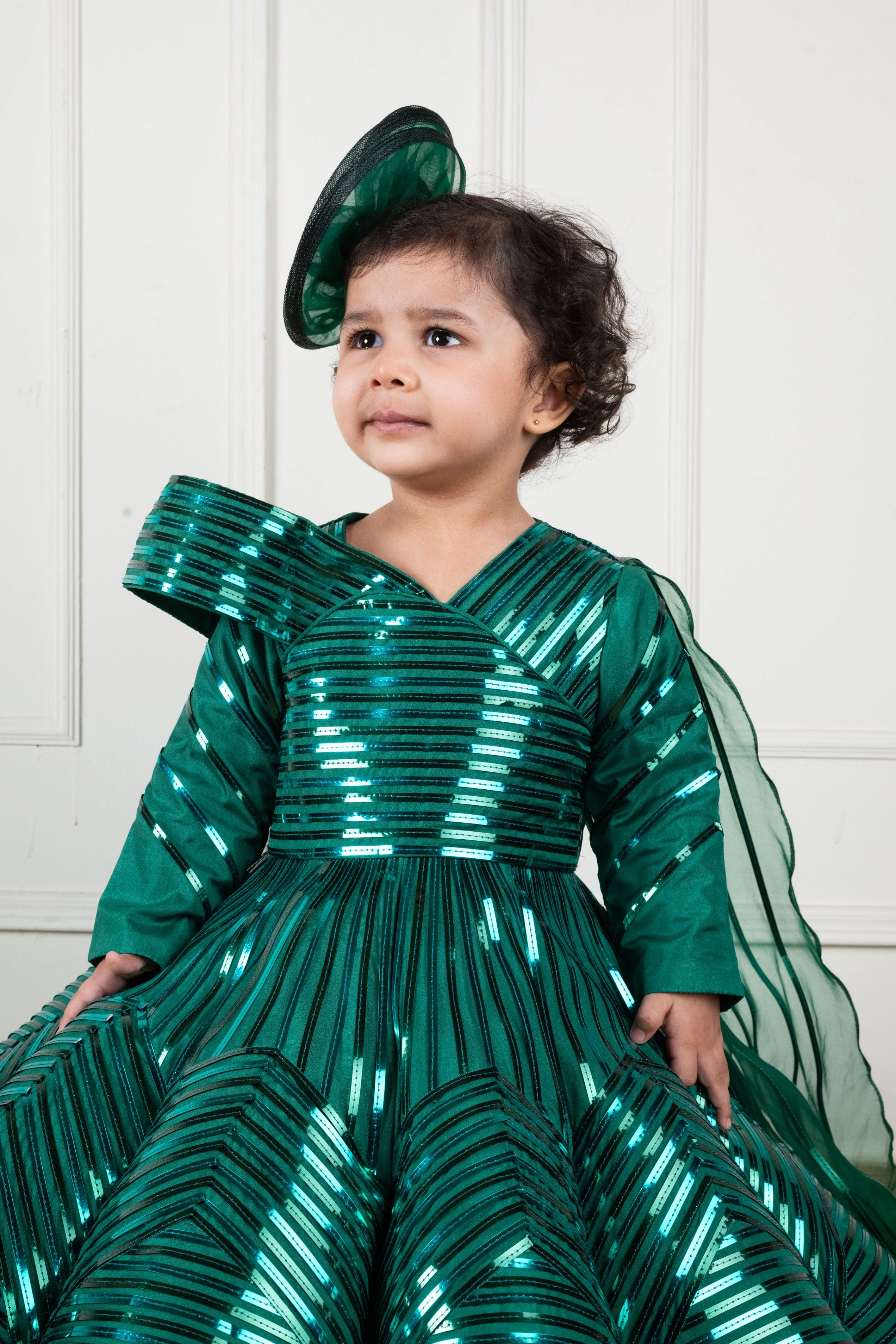 Elegant Green Metallic Lace Gown for Women - Perfect for Evening Parties, Prom Dresses & Special Occasions