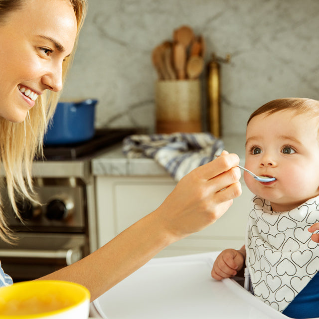 Munchkin White Hot Safety Spoons 4-Pack - BPA-Free Baby Feeding Spoons for Temperature Sensing & Safe Mealtime - Perfect for Infants & Toddlers at Home or Travel