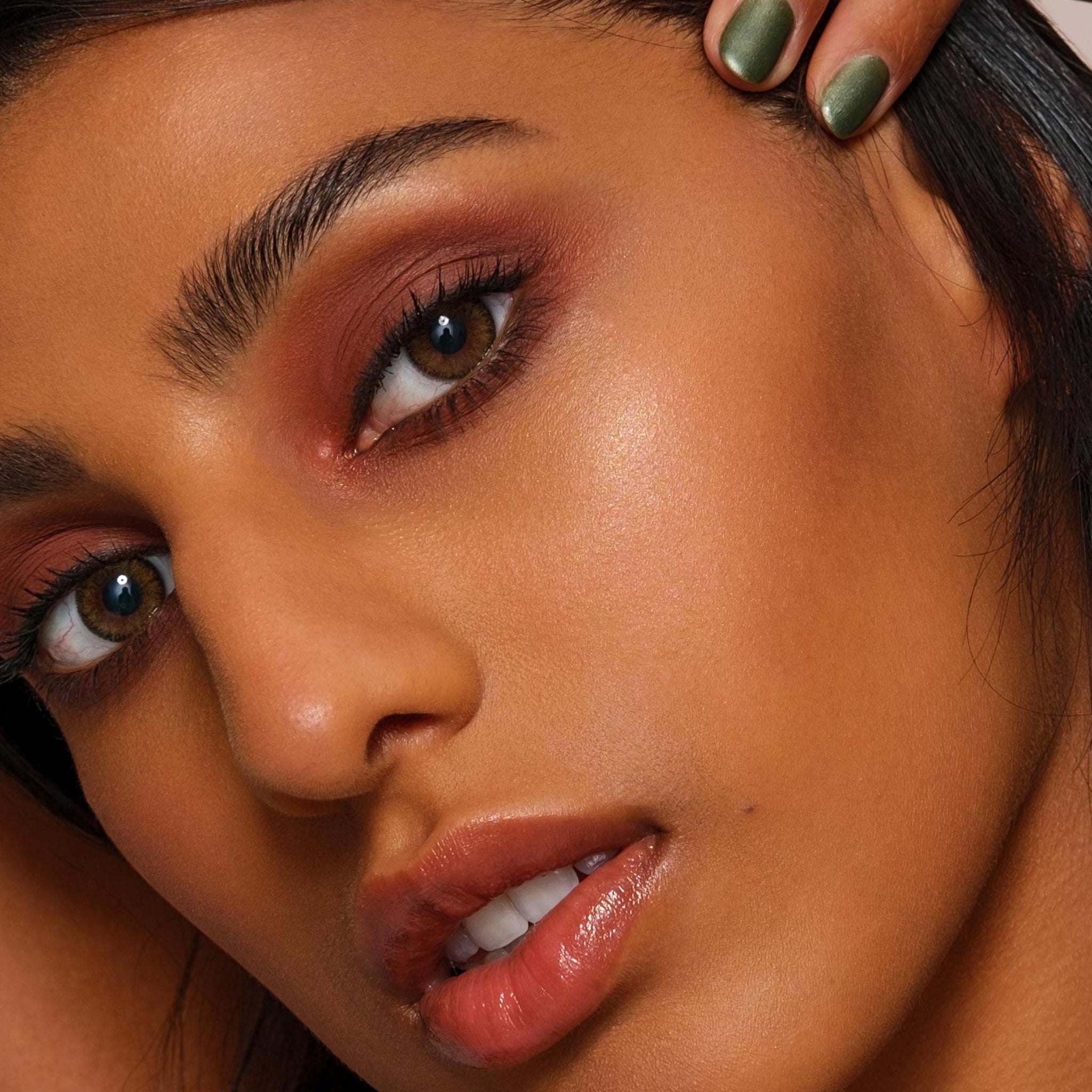Mob Beauty Highlighter - Glow Powder for Face & Body, Vegan & Cruelty-Free Makeup | Perfect for Contouring, Highlighting Cheekbones & Night Out Glam