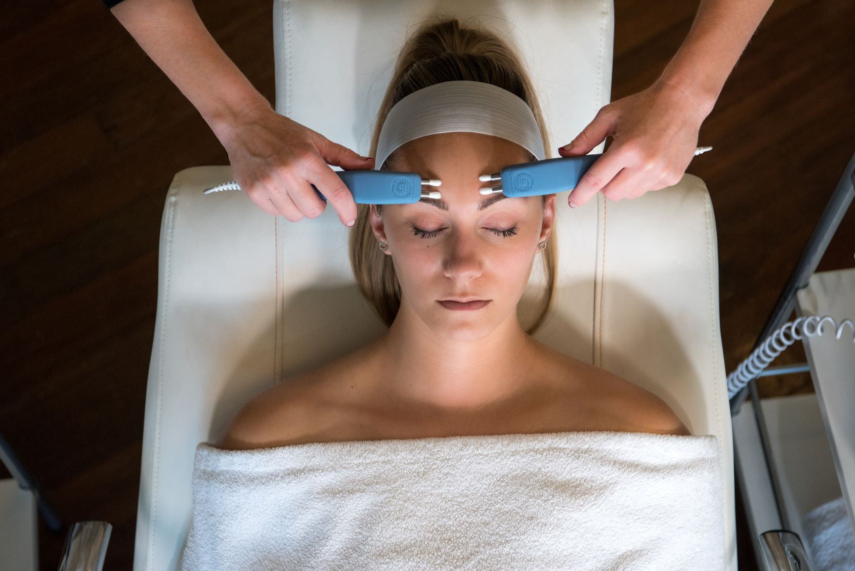 Bio Therapeutic bt nano® Microcurrent System - Anti-Aging & Skin Tightening Facial Device for Wrinkles & Fine Lines - Perfect for Home Spa & Professional Skincare Treatments