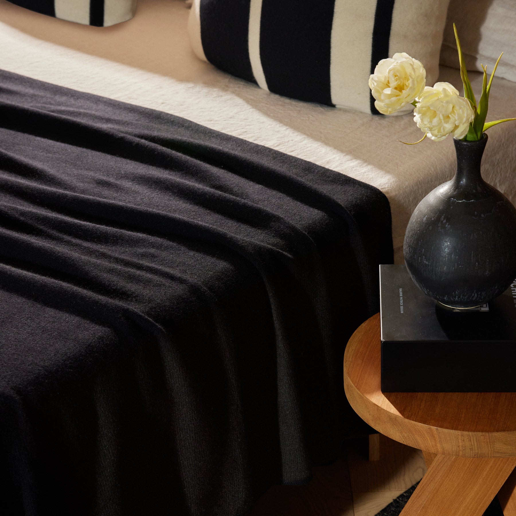 Luxury Cashmere Knit Blanket - Soft & Warm Black Throw for Winter - Perfect for Sofa, Bed & Cozy Nights