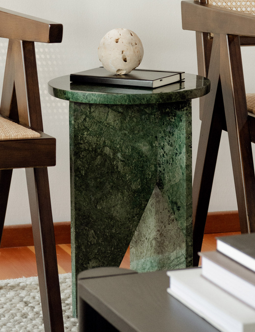 Biagio Round Side Table - Modern Accent End Table for Living Room, Bedroom & Office - Small Round Coffee Table with Sturdy Metal Base