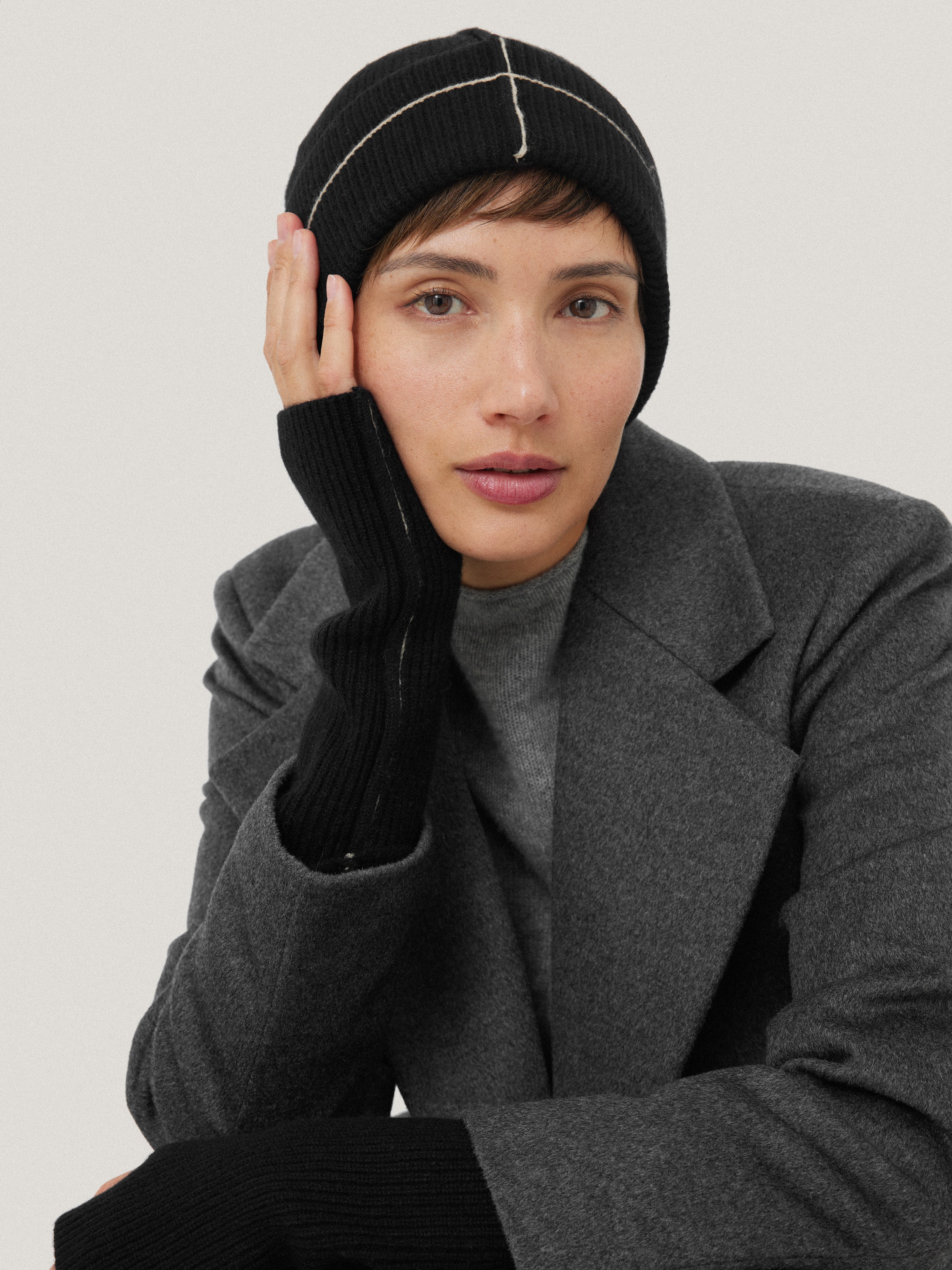 Black Contrast Stitch Mittens for Men & Women - Warm Winter Gloves for Outdoor Activities, Skiing, and Snowboarding