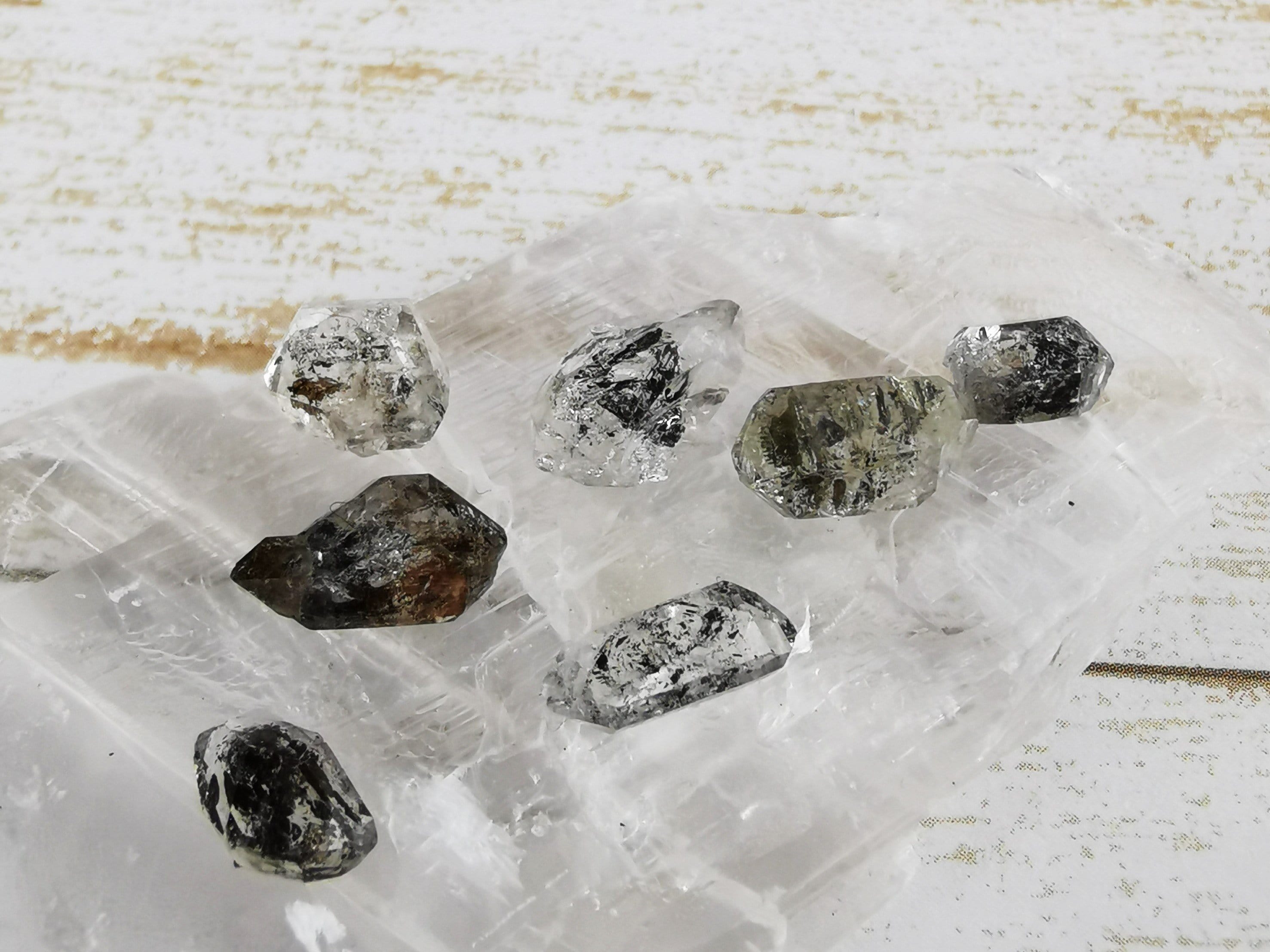 7pc Small Petroleum Quartz Crystal Set - Natural Healing Stones for Meditation, Reiki & Energy Balancing - Perfect for Home Decor, Spiritual Gifts & Crystal Therapy