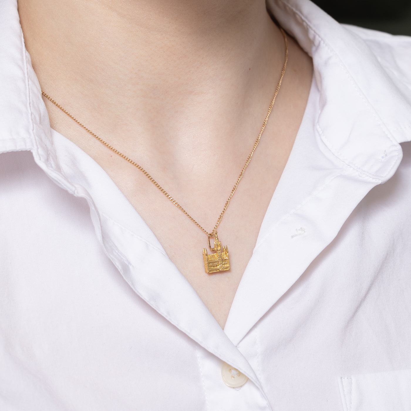 18K Yellow Gold Brussels Grand Place Charm Pendant - Elegant European Jewelry for Necklace & Bracelet - Perfect Gift for Travel Lovers & Souvenir Collectors