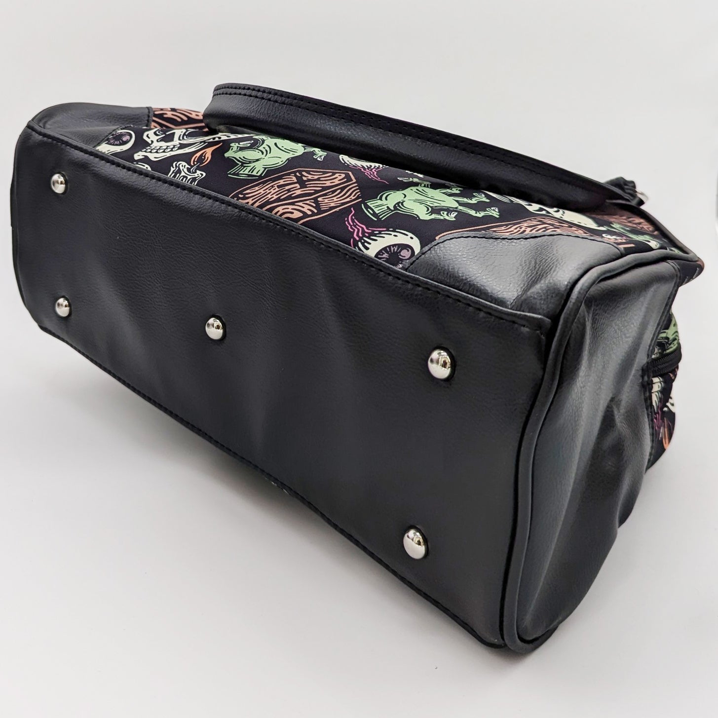 Gothic Coffin & Skull Crossbody Bag for Women - Unique Halloween, Gothic Fashion Accessory - Perfect for Parties, Cosplay & Dark Aesthetic Outfits