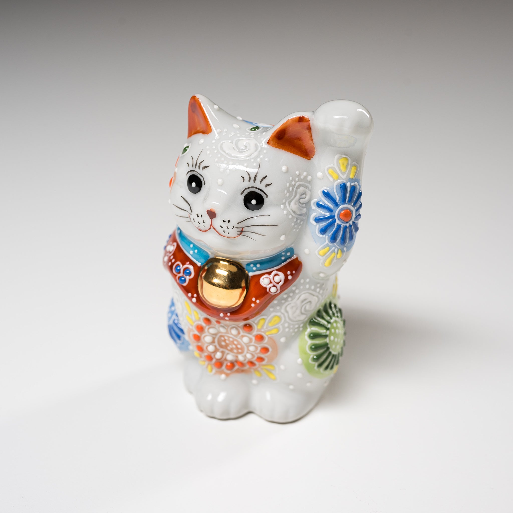 Kutani Ware White Beckoning Cat 'Moe' - Japanese Ceramic Lucky Cat Ornament for Home Decor, Office Feng Shui & Gift Giving