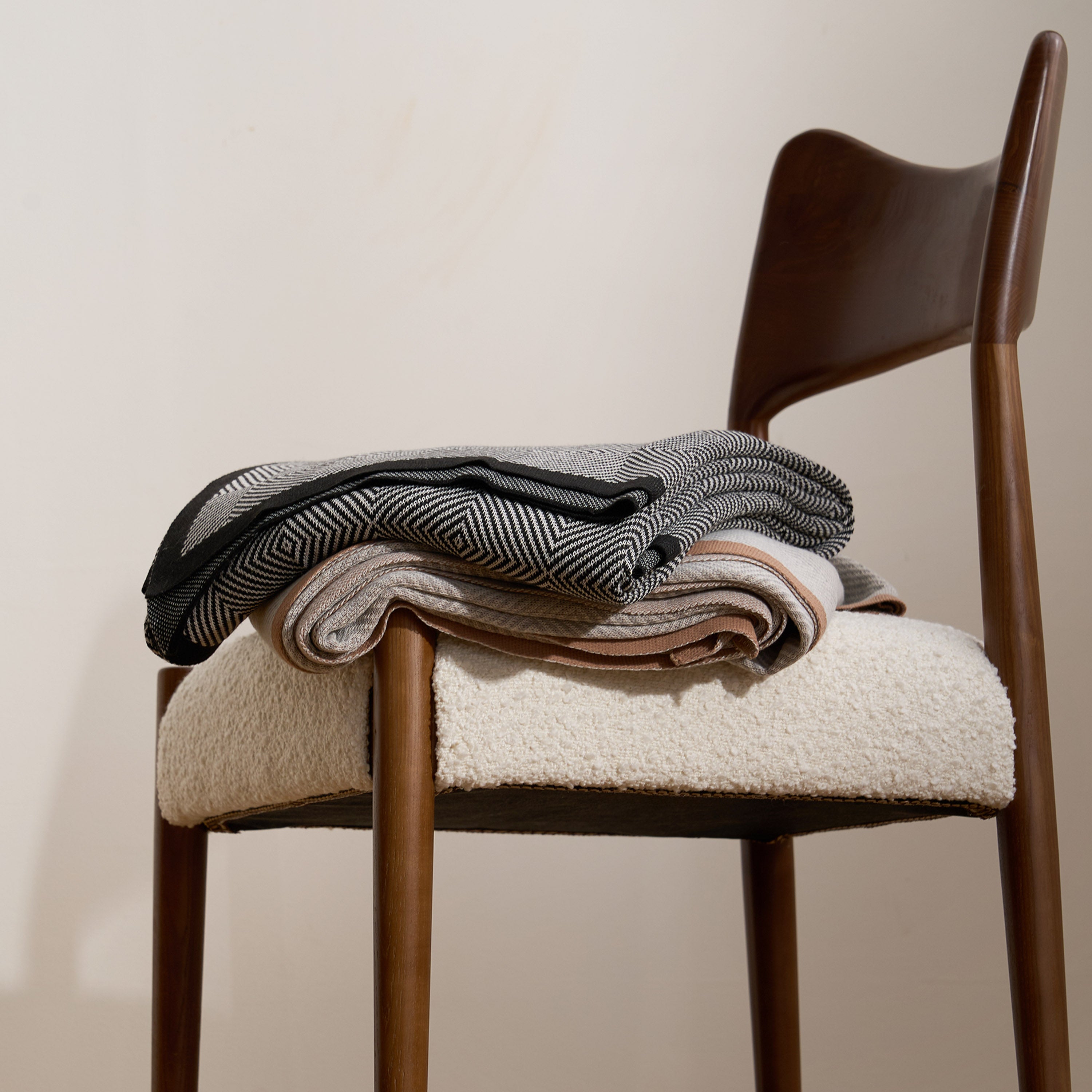 Nordic Style Lightweight Blanket - Soft & Cozy Throw for Living Room, Bedroom, or Outdoor Use