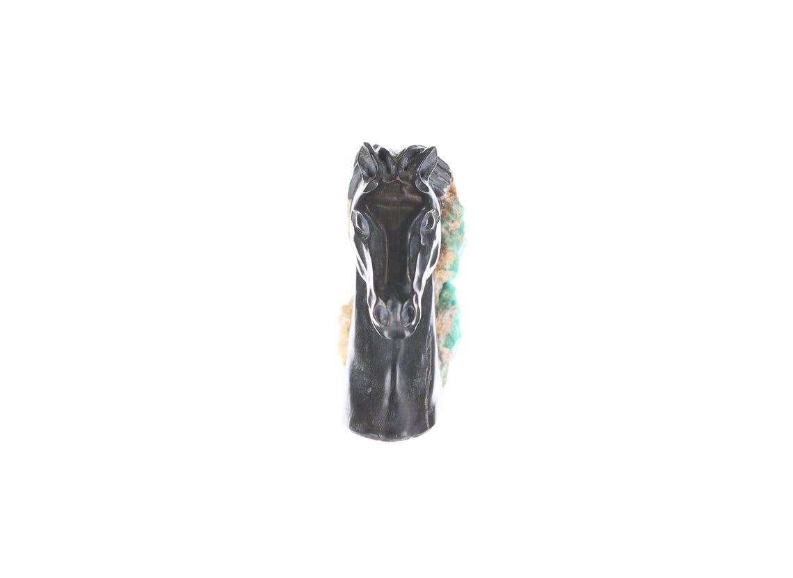 Natural Colombian Emerald Rough Crystal Horse Sculpture – Handcrafted Gemstone Art for Home Decor & Feng Shui