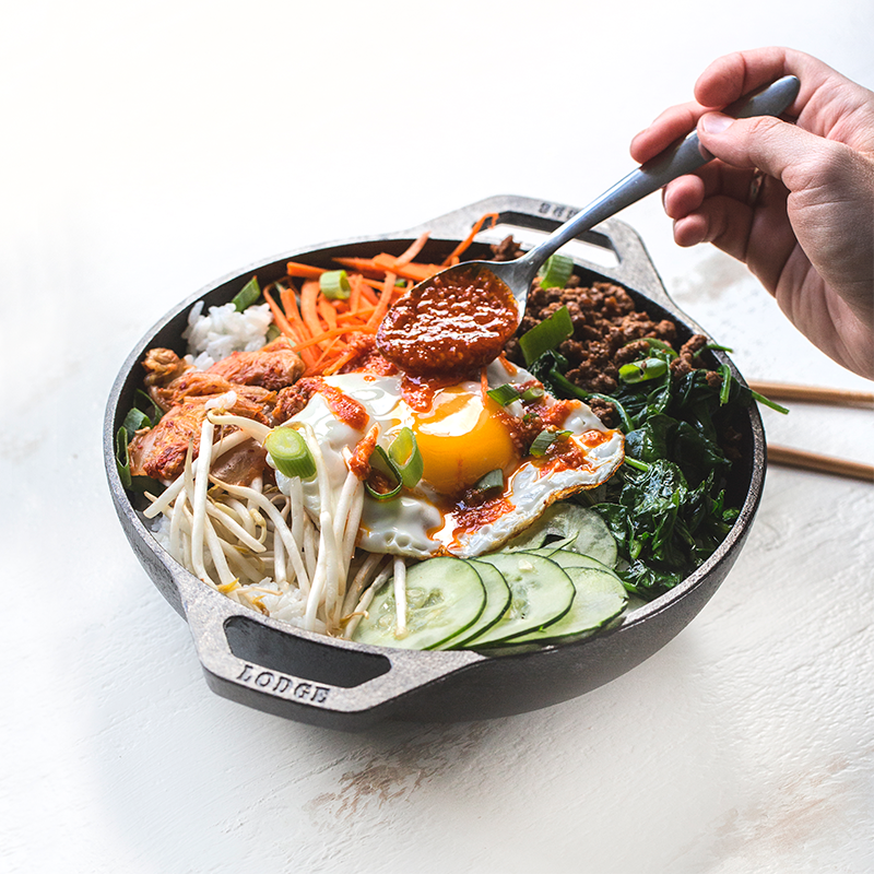 LODGE Pre-Seasoned Cast Iron Wok Pan - 9 Inch - Perfect for Stir-Frying, Deep Frying & Asian Cooking - Ideal for Gas, Electric & Induction Stovetops - Outdoor Camping & Home Kitchen Use