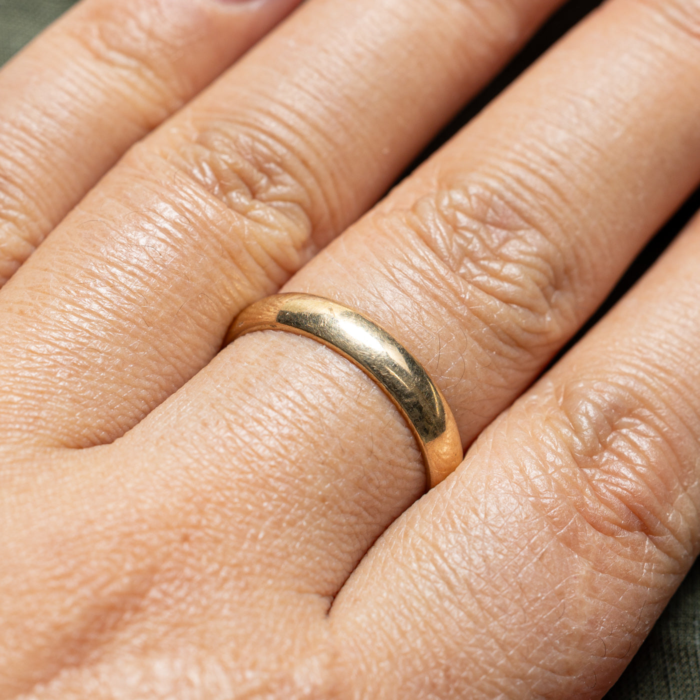 10K Yellow Gold Wedding Band Ring for Men & Women - 4.00mm Comfort Fit Size 9 - Perfect for Anniversaries, Engagements & Everyday Wear