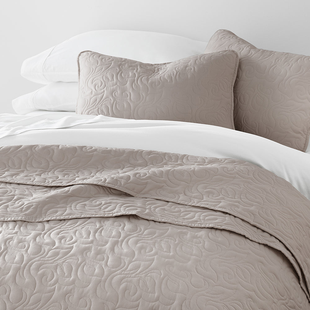 3 Piece Floral Stitch Quilted Coverlet Set - Queen Size Bedding, Lightweight Summer Quilt with Matching Pillow Shams - Perfect for Guest Rooms, Master Bedrooms & Cozy Home Decor