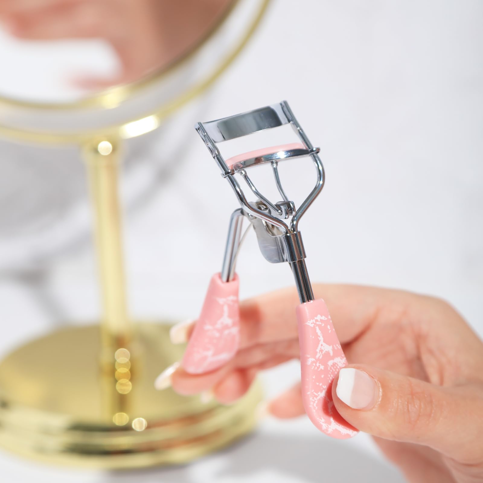 Paris Hilton Eyelash Curler - Professional Lash Curler for All Eye Shapes | Long-Lasting Curl Makeup Tool | Wide Opening for Perfect Lash Lift & Definition | Comfort Grip & Easy to Use - 1pc | Ideal for Everyday Makeup, Special Occasions & Travel