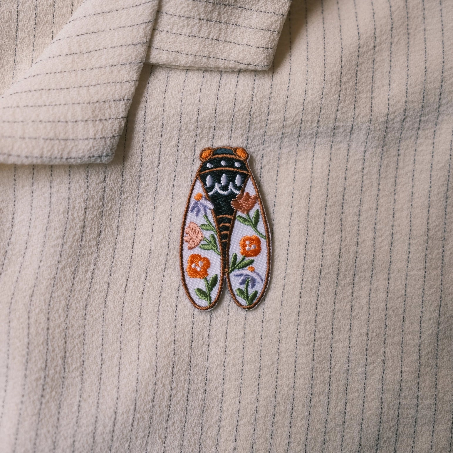 Cicada Small Iron On Patch - DIY Embroidered Insect Applique for Jackets, Hats, Bags - Perfect for Crafting, Fashion & Customization