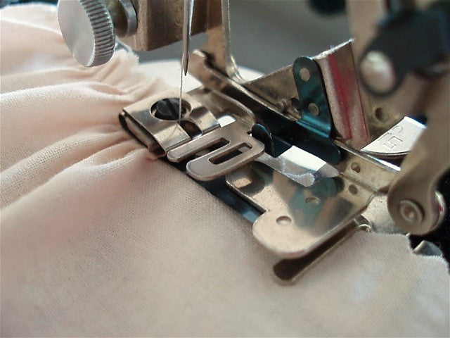Vintage Original Singer Sewing Machine Slant Shank Boxed Attachment Set – Perfect for Quilting, Dressmaking & DIY Crafts