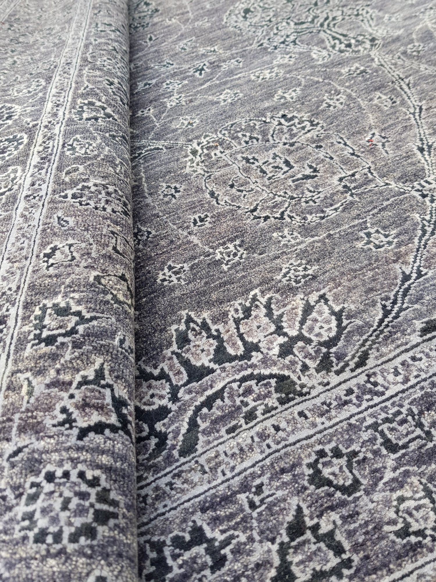 Handwoven Agra Area Rug - Traditional Indian Design, Soft & Durable (J64082) - Perfect for Living Room, Bedroom, or Office Decor
