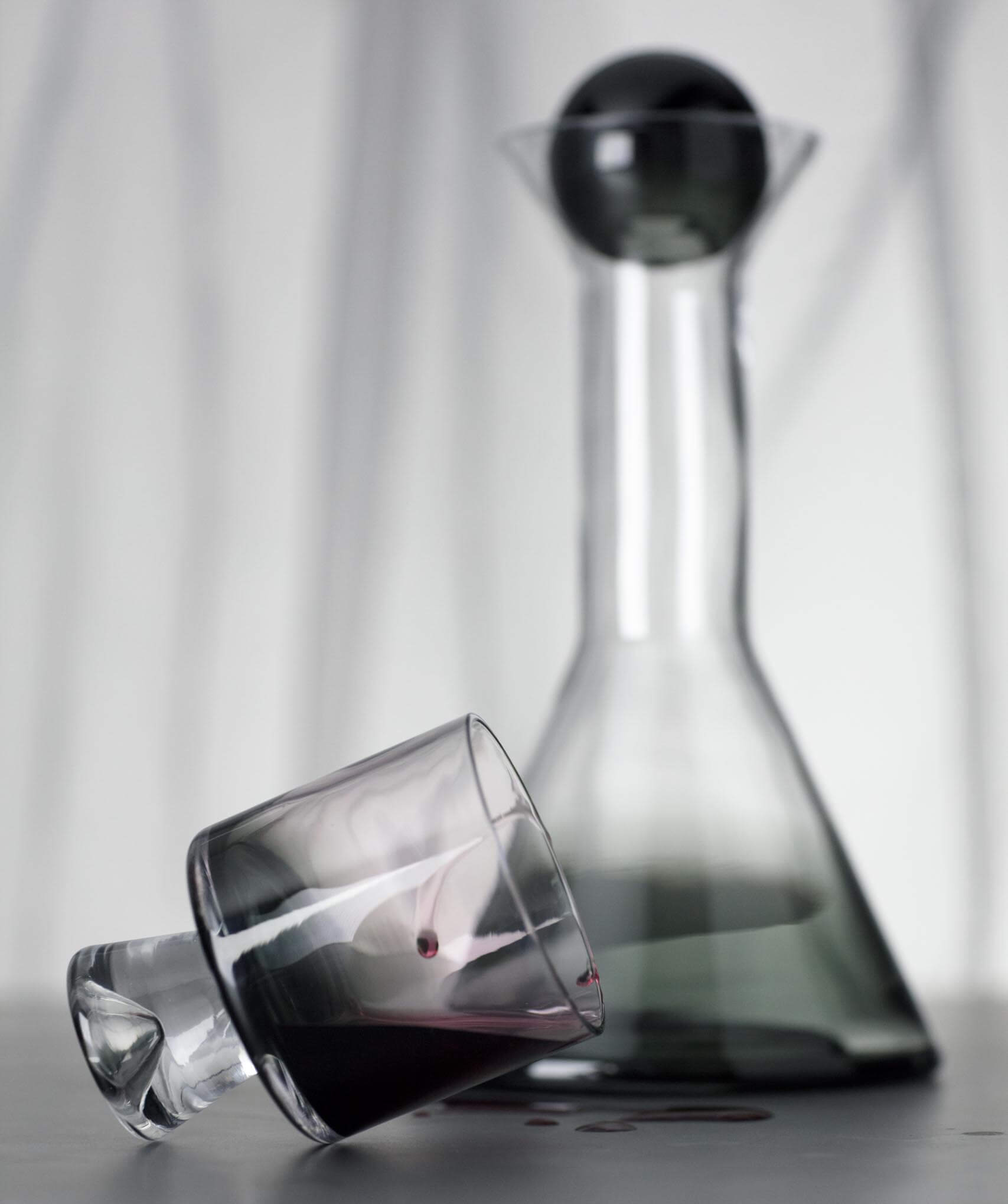 TOM DIXON Tank Decanter 1L - Premium Black Wine Decanter for Aerating & Serving - Elegant Barware for Home Entertaining & Gifts
