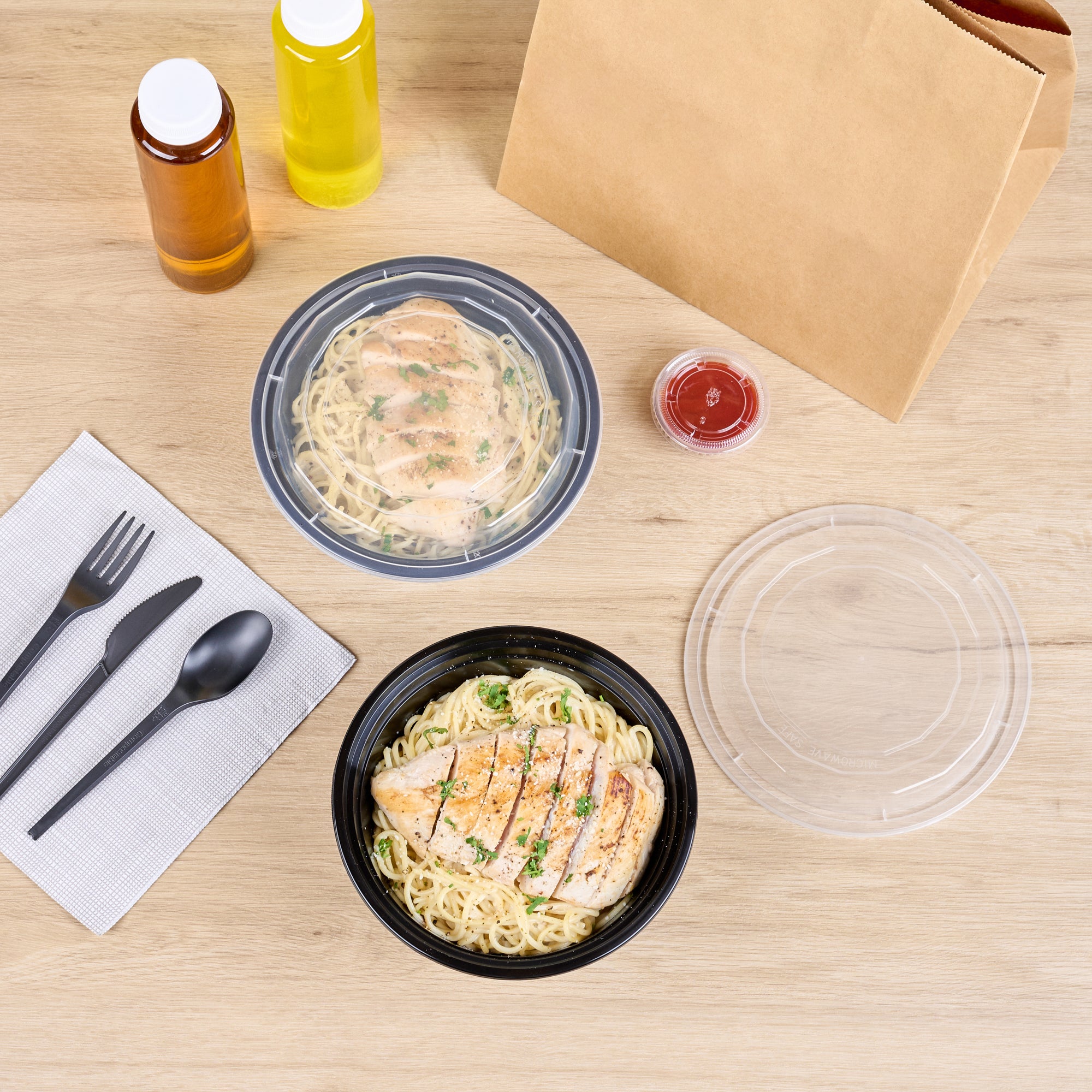 32 oz Black Plastic Food Storage Containers with Clear Lids - 50 Pack, Microwave Safe To-Go Boxes (7.25