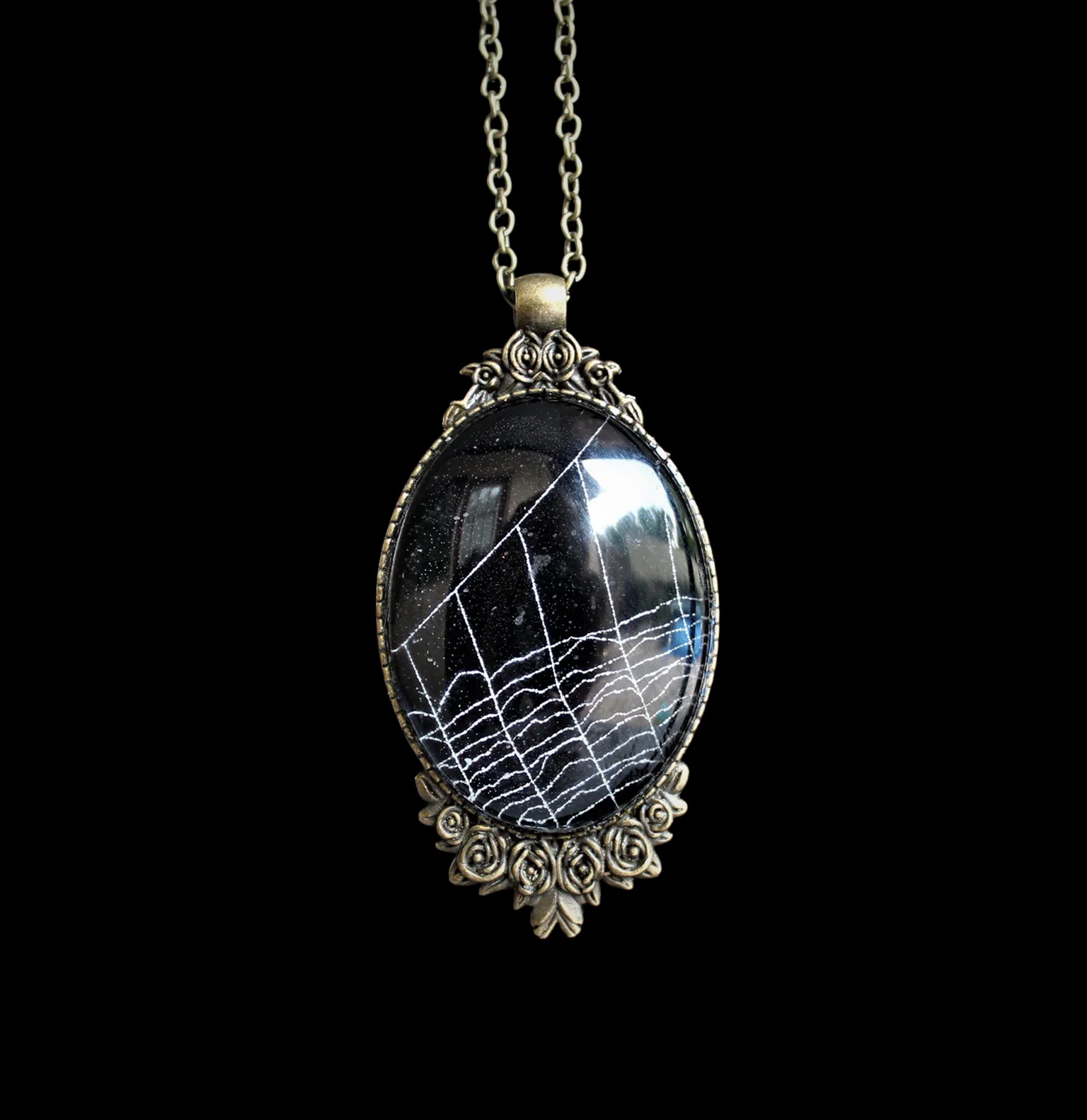 Unique Preserved Real Spider Web Necklace - Handmade Gothic Jewelry for Women - Perfect for Halloween, Cosplay & Dark Fashion Accessories