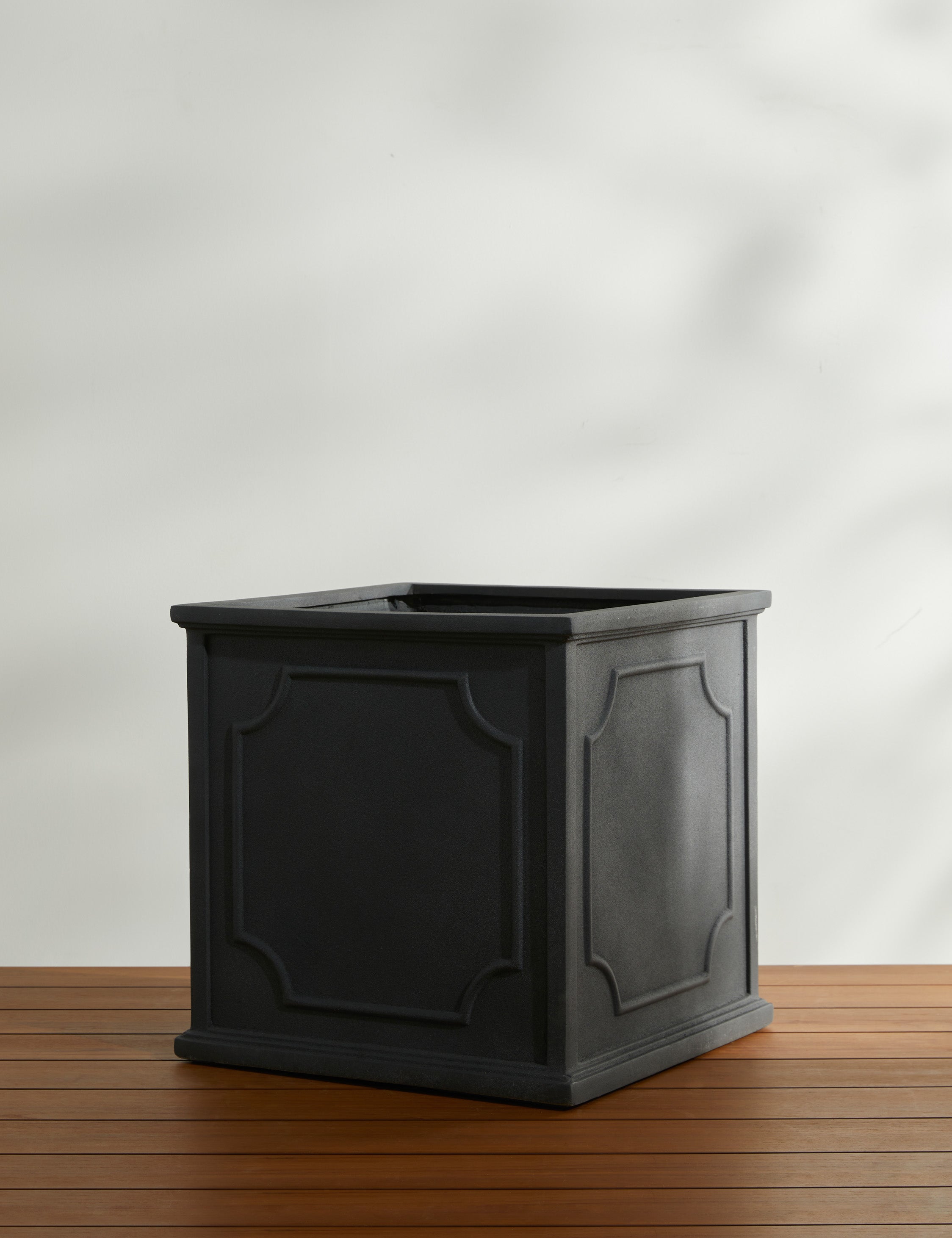 Campania International Cumberland Planter - Elegant Outdoor Garden Planter for Flowers, Plants & Herbs - Perfect for Patio, Deck & Landscaping Decor