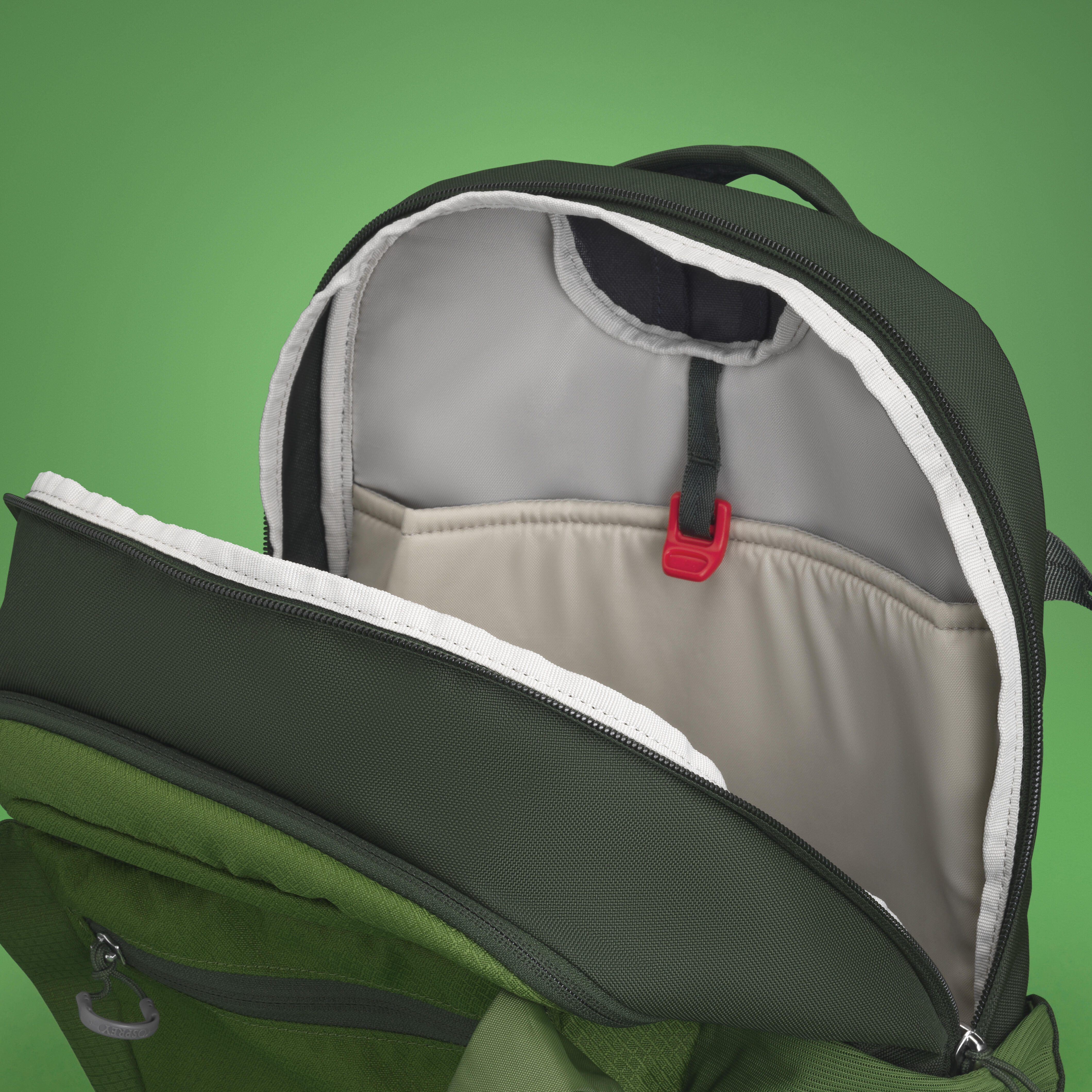 Osprey Daylite Plus Everyday Backpack - Lightweight Hiking Daypack for Men & Women - Perfect for Travel, Commuting & Outdoor Adventures