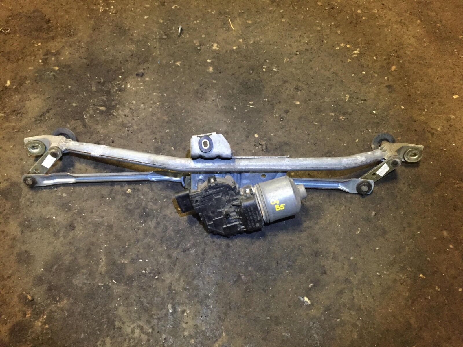 02 03 04 05 Volkswagen Passat Wiper Motor Transmission OEM D23 - Replacement Windshield Wiper Linkage for Smooth Rain Cleaning - Perfect for Highway Driving and Heavy Storms