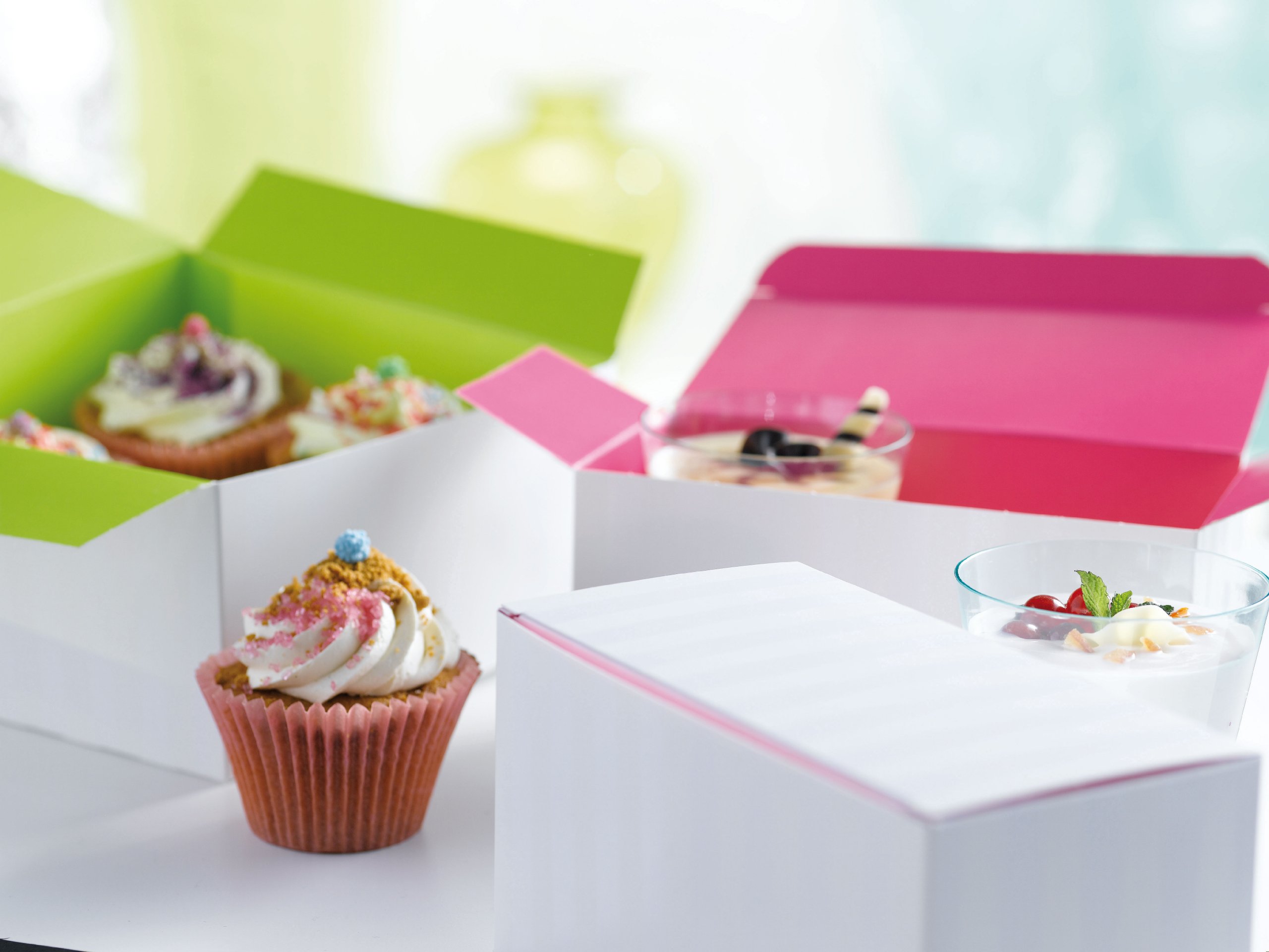 PacknWood 100-Piece Eco-Friendly Paper Cupcake Boxes with Yellow Insert, 3.35