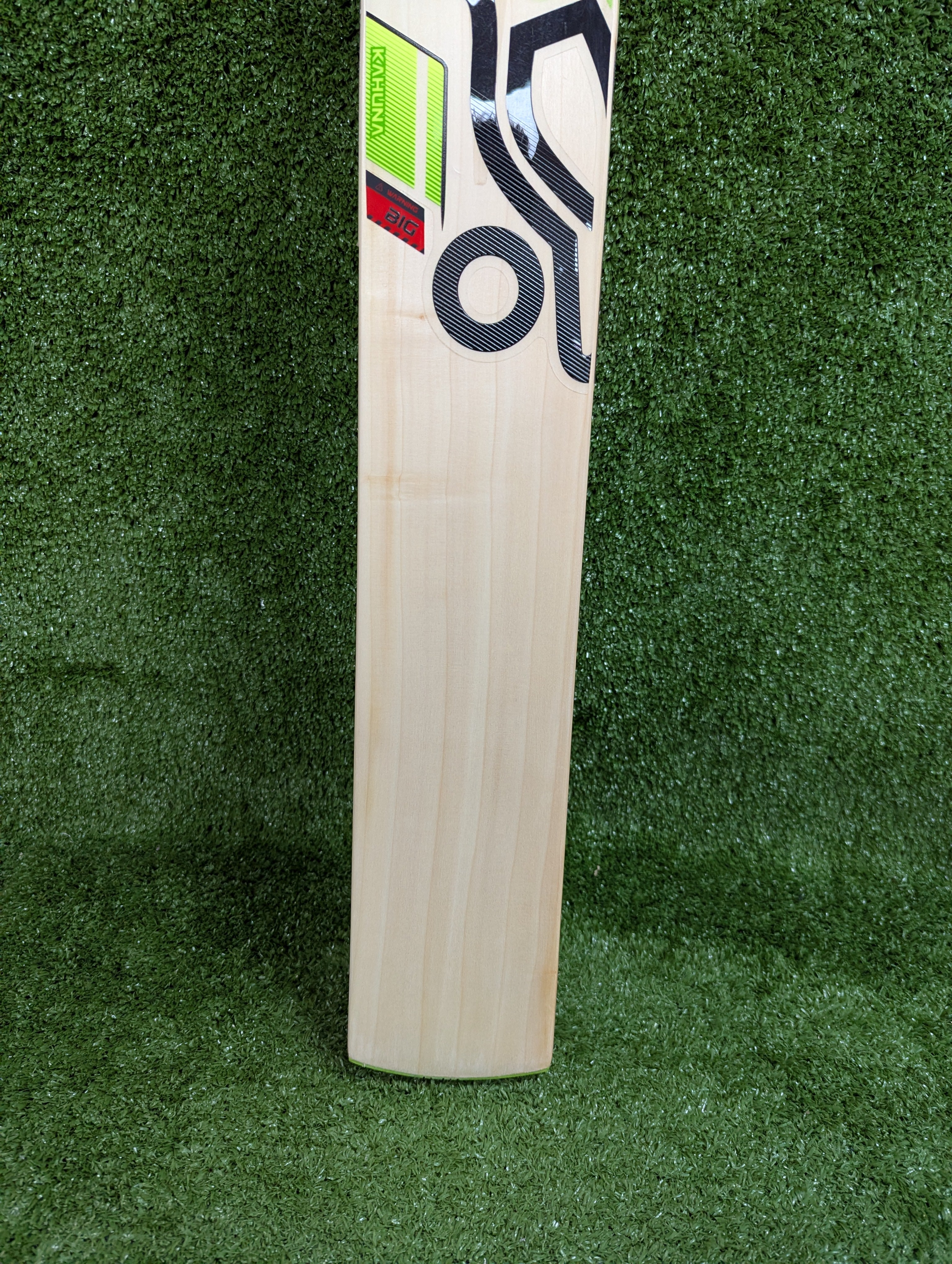 Kookaburra Big Kahuna English Willow Cricket Bat - Premium Professional Grade for Adult Players - Perfect for Matches & Training Sessions