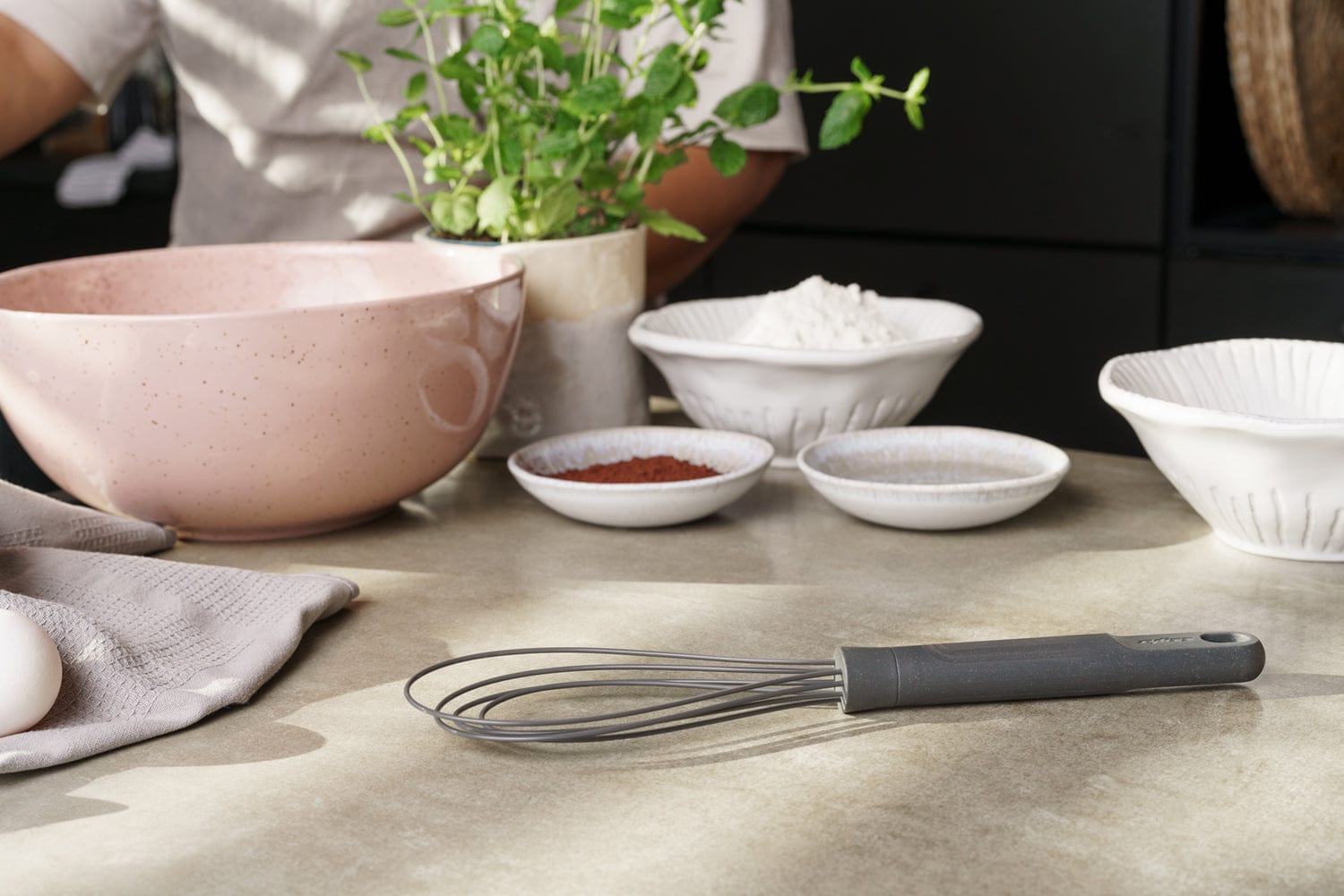 Zyliss Flat Silicone Whisk - Non-Slip Kitchen Utensil for Baking, Mixing & Cooking - Heat-Resistant & Dishwasher Safe - Perfect for Eggs, Sauces & Batters (Home & Professional Use)
