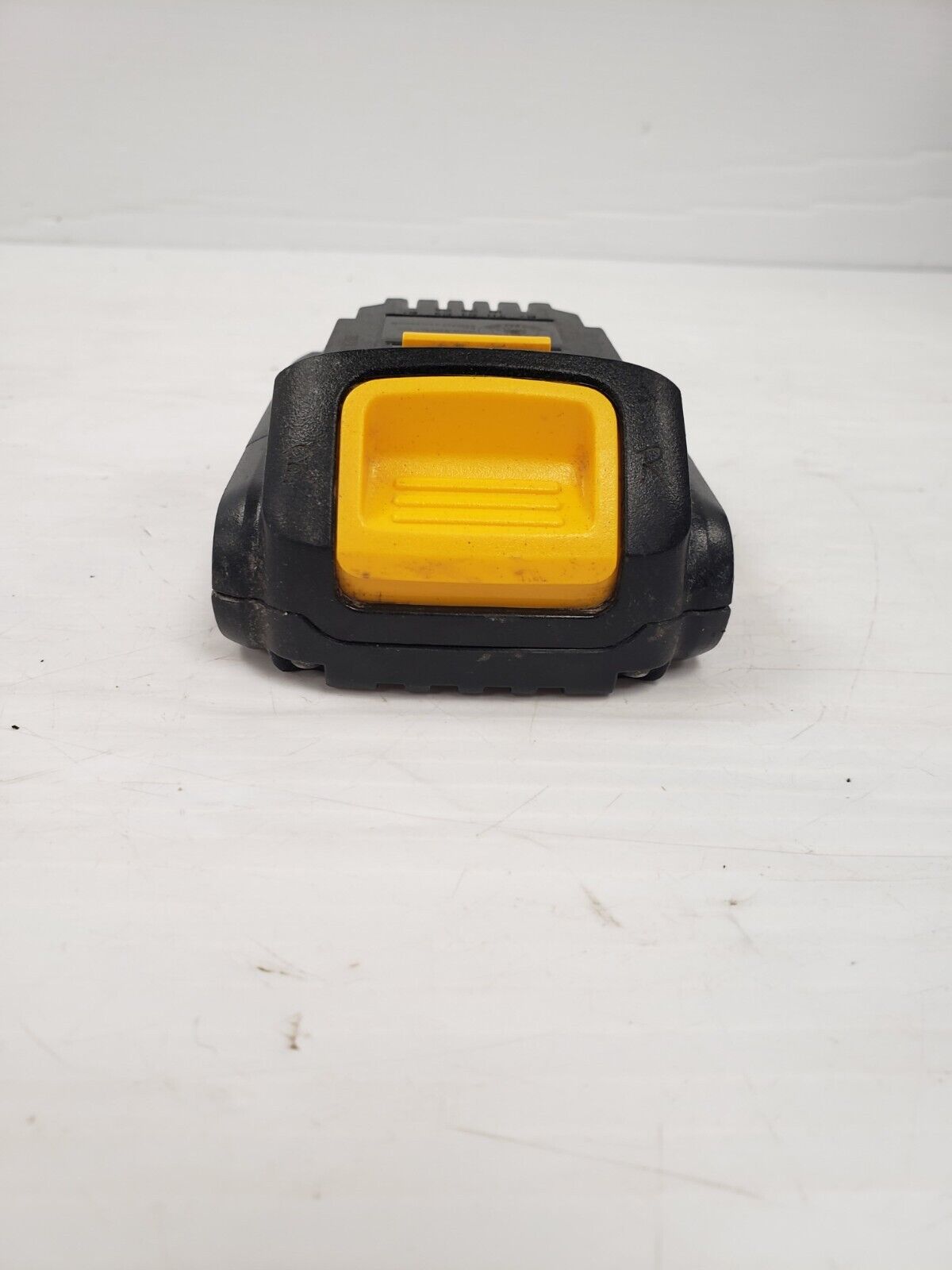 DEWALT DCB201 20V MAX Lithium-Ion Battery Pack - Compatible with DEWALT 20V Tools - Perfect for Drills, Saws & Power Tools - Ideal for Construction, DIY & Home Improvement Projects