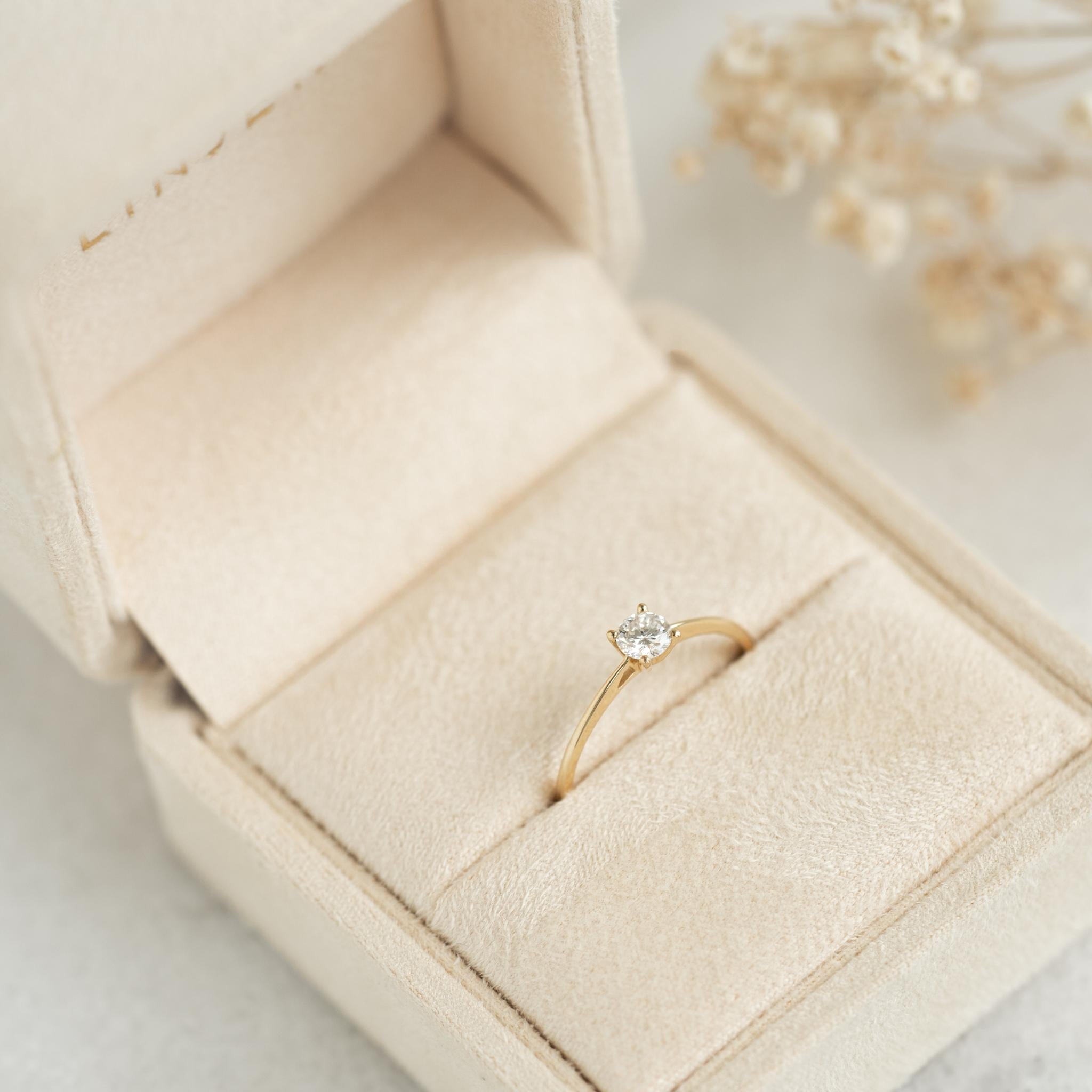Velvet Ring Box - Elegant Jewelry Gift Box for Engagement, Wedding & Proposal Rings - Perfect for Proposal, Anniversary & Special Occasions