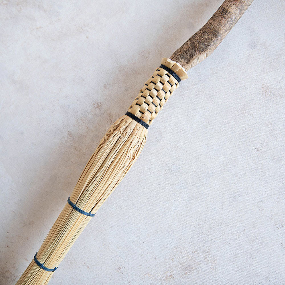 Premium Broomcorn Cobwebber - Natural Dusting & Cleaning Brush for Home, Office & Garage - Ideal for Removing Cobwebs, Dust & Debris from Ceilings, Walls & Corners