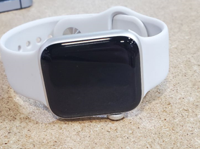 Apple Watch SE 2022 (40mm, GPS + Cellular) - Starlight Aluminum Case - For Parts/Repair Only (Non-Functional) - Perfect for DIY Watch Repair & Spare Parts Collection