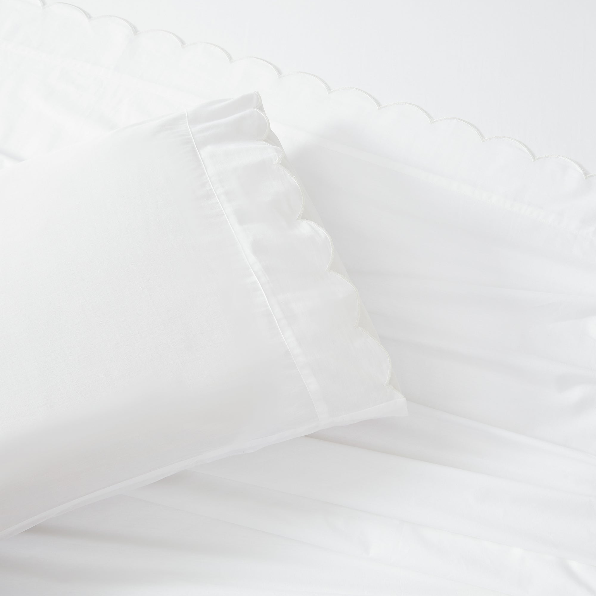 Coastal Chic Scalloped Edge Cotton Sheet Set - Soft & Breathable Bedding for Beach House, Guest Room & Master Bedroom - Perfect for Summer Nights & Coastal Decor