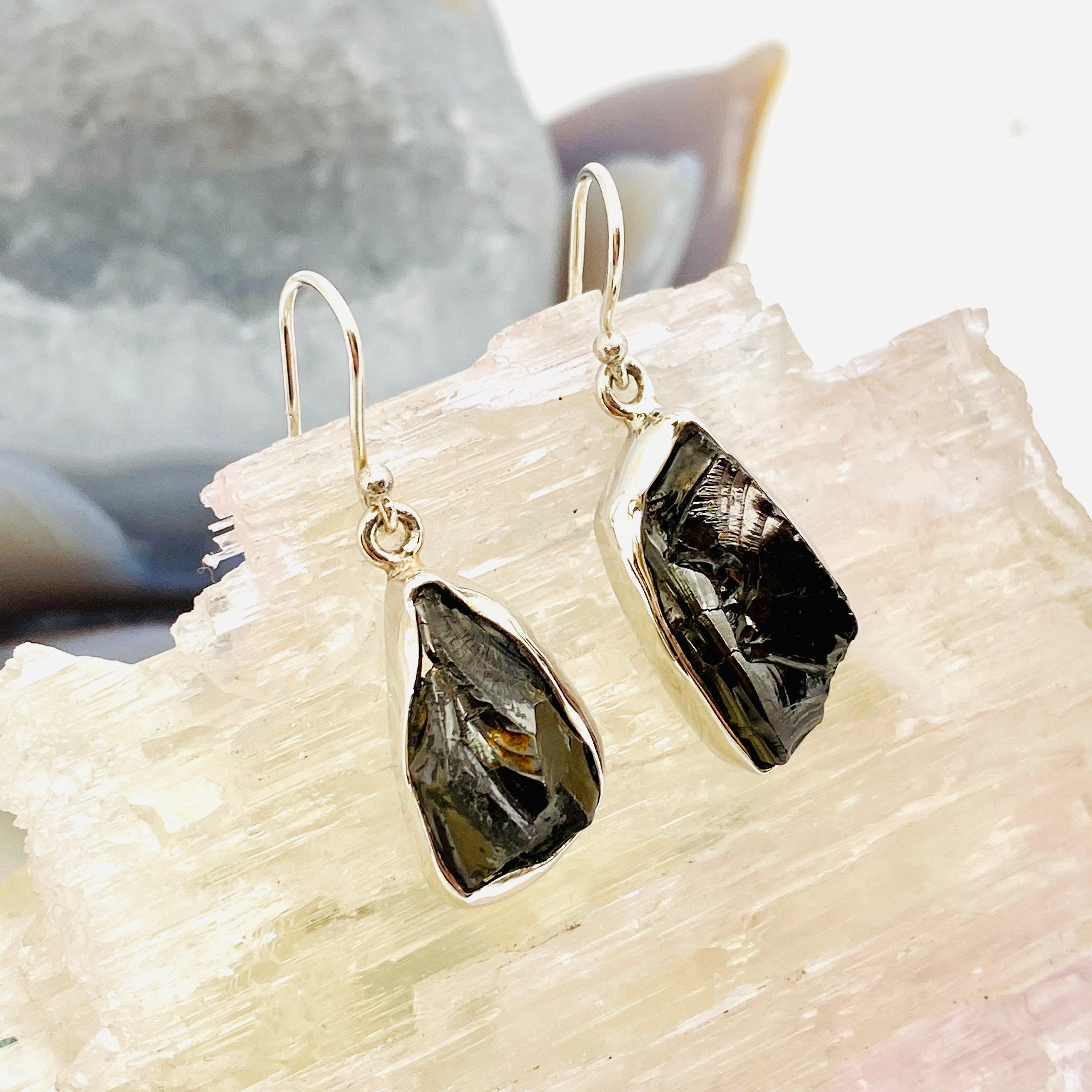 Natural Shungite Raw Stone Earrings for Women – KEGJ940 | Healing Crystal Jewelry for EMF Protection & Stress Relief | Perfect for Meditation, Yoga & Daily Wear
