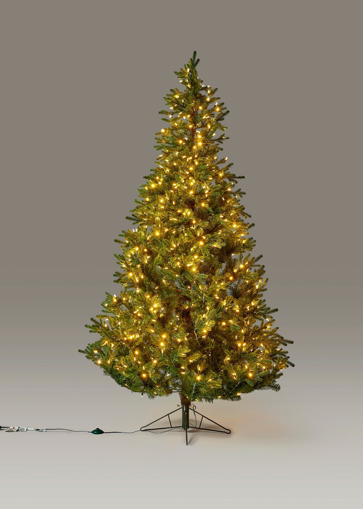 7.5ft Pre-Lit Artificial Noble Fir Christmas Tree with 600 Warm White LED Lights - Perfect for Living Room, Office & Holiday Decorations